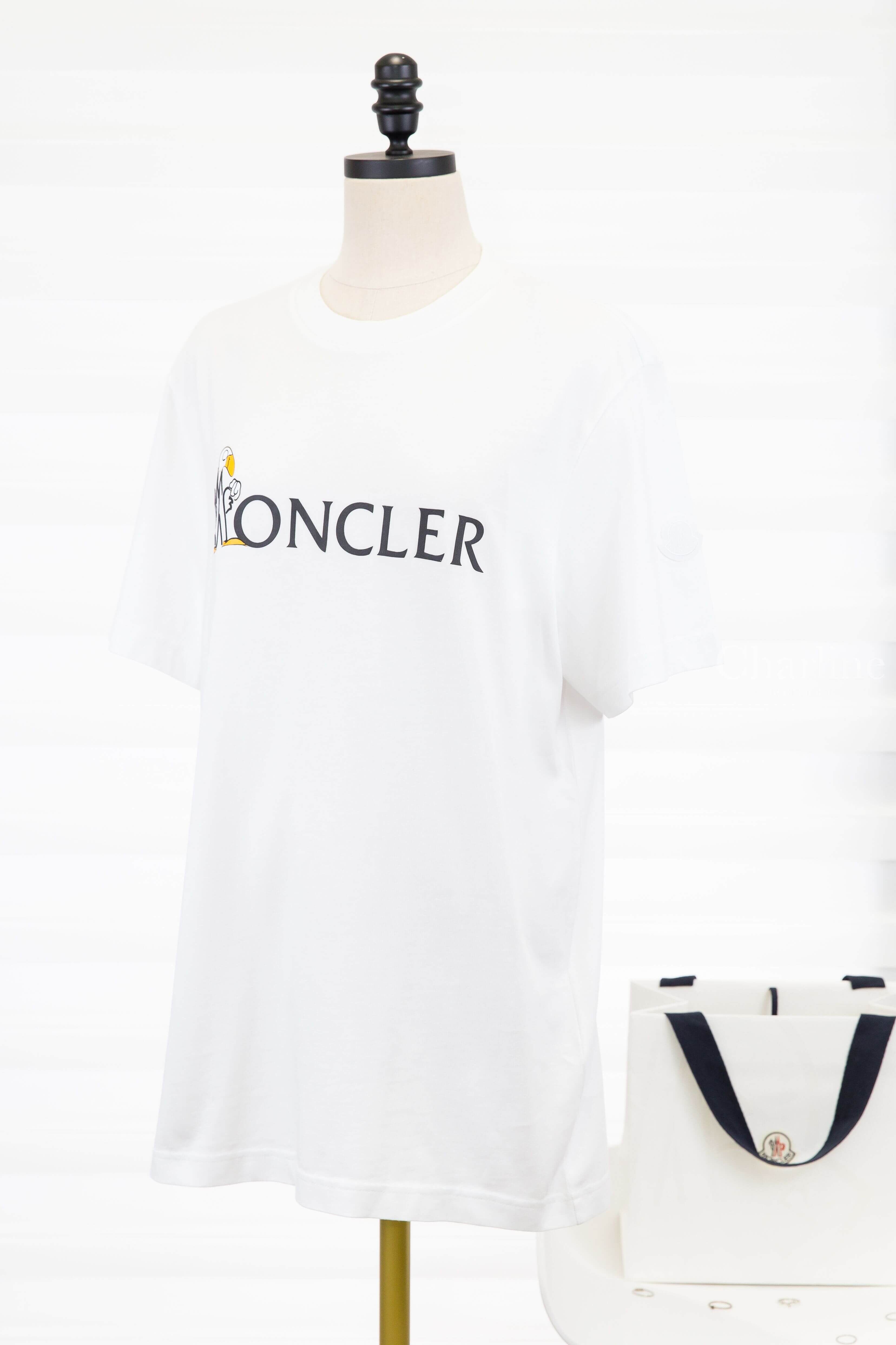 MONCLER 白色 Logo 印花圓領短袖 T-shirt 正面斜角與胸前品牌圖案，Charline Boutique 實拍