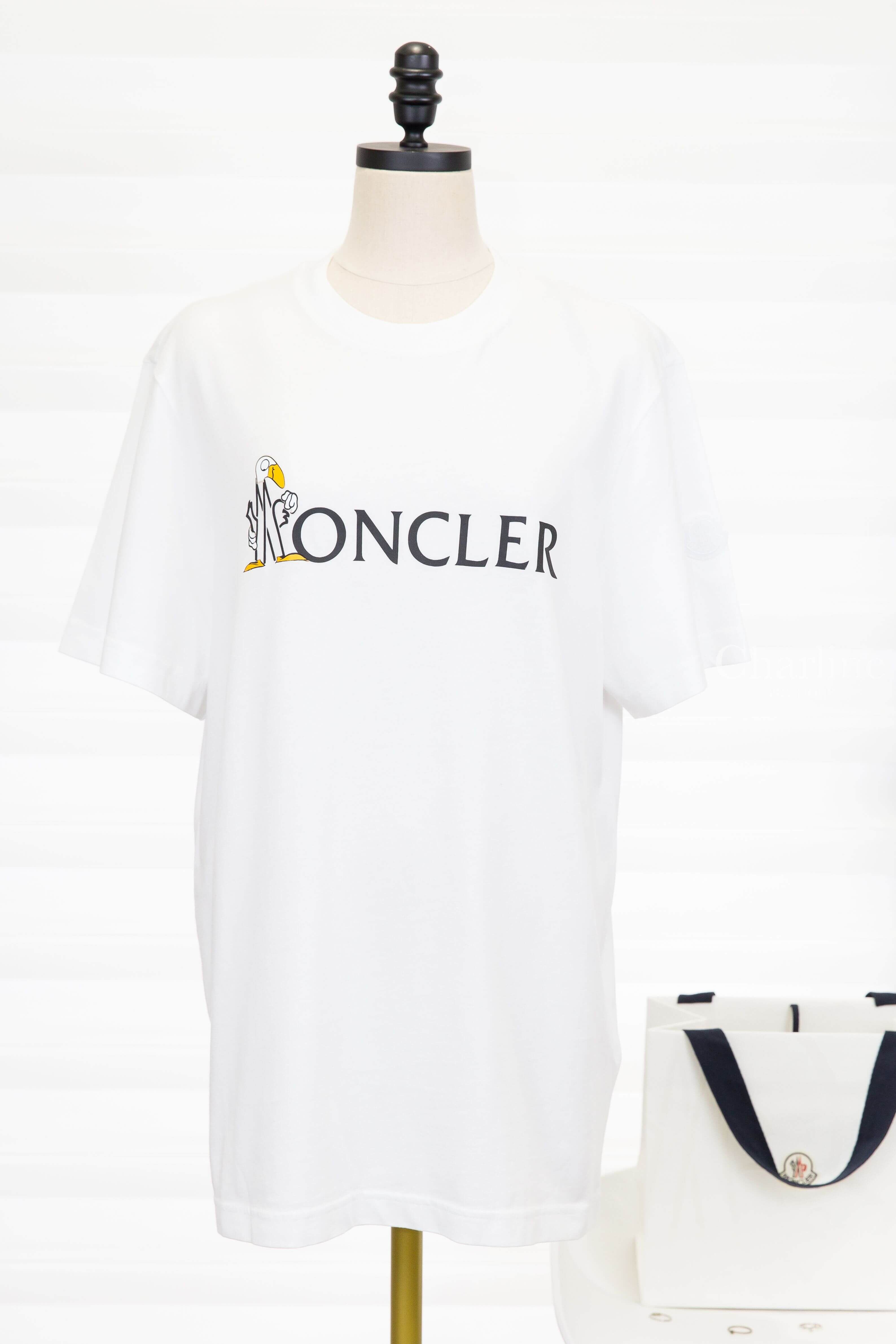 MONCLER 白色 Logo 印花圓領短袖 T-shirt 胸前 MONCLER 字樣與圖案印花細節，Charline Boutique 實拍