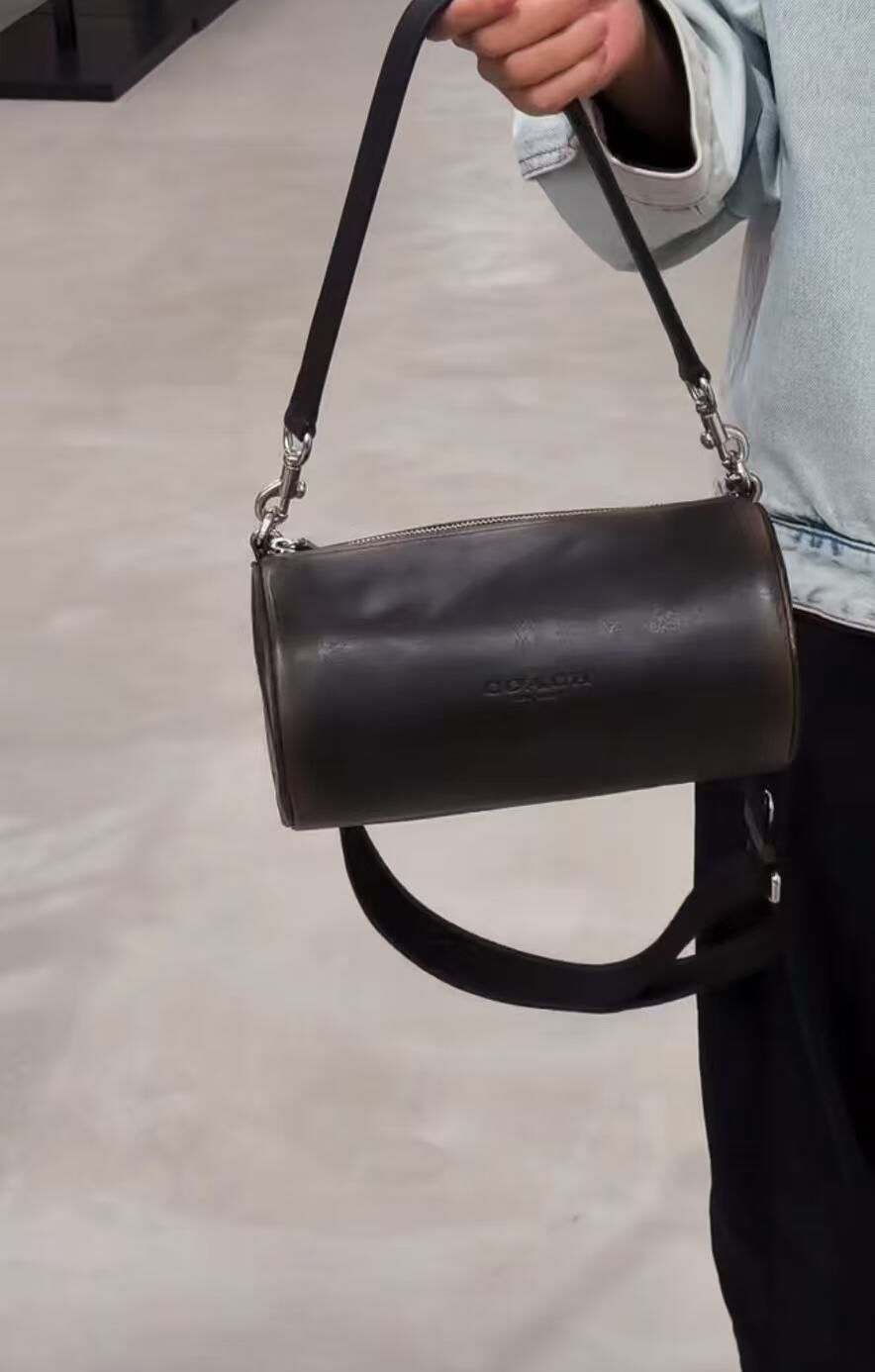 【預購】COACH H090356 Andre 24號圓筒包 (黑色)