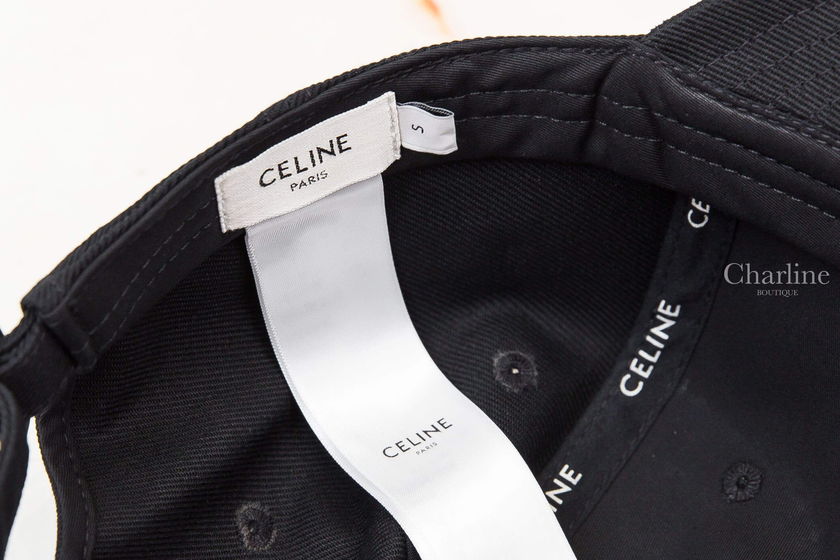 CELINE 黑色 Triomphe 凱旋門棒球帽內部 CELINE PARIS 品牌標籤與 S 尺寸標示，Charline Boutique 實拍