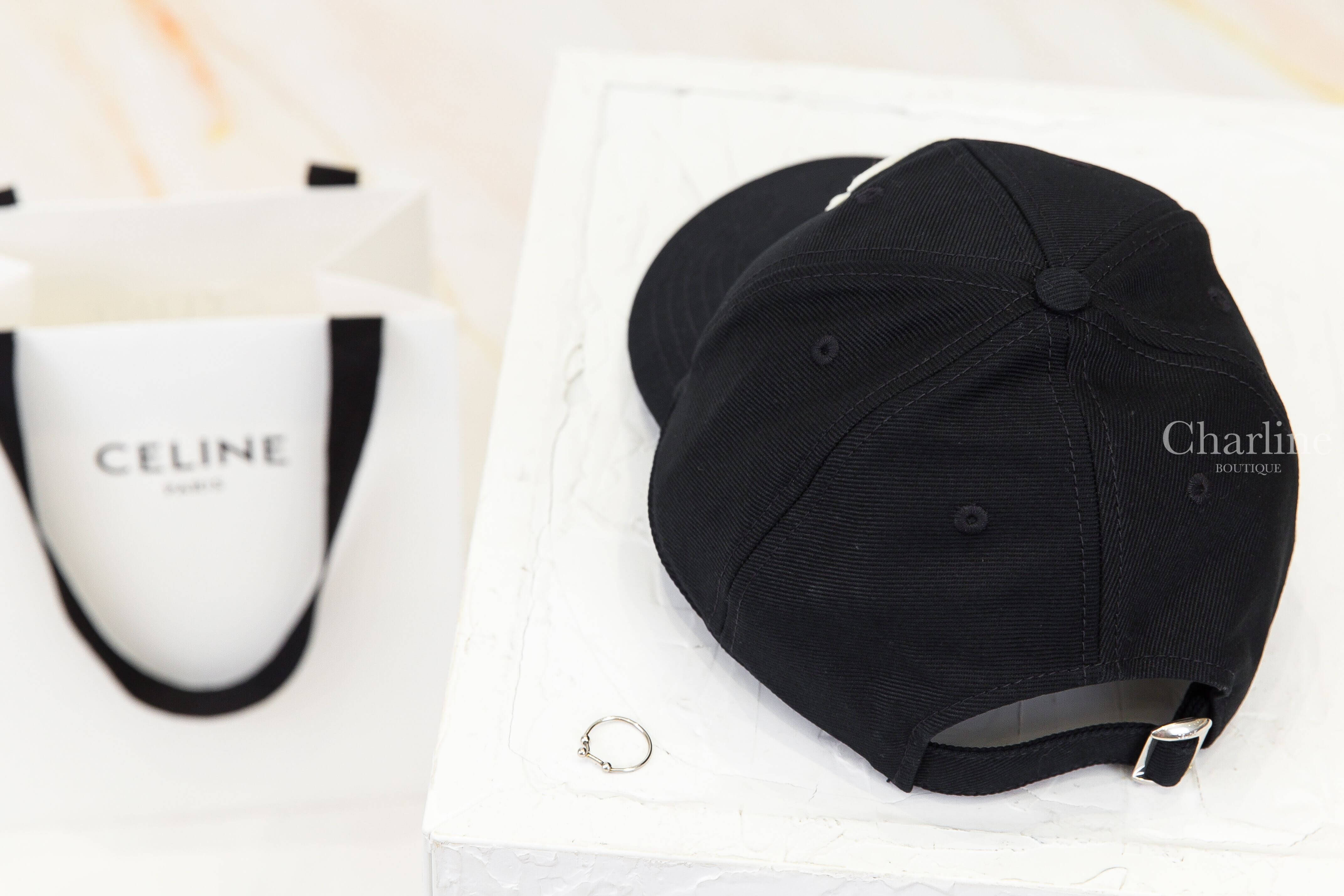 CELINE 黑色 Triomphe 凱旋門棒球帽背面帽身縫線與可調式帽帶，Charline Boutique 實拍