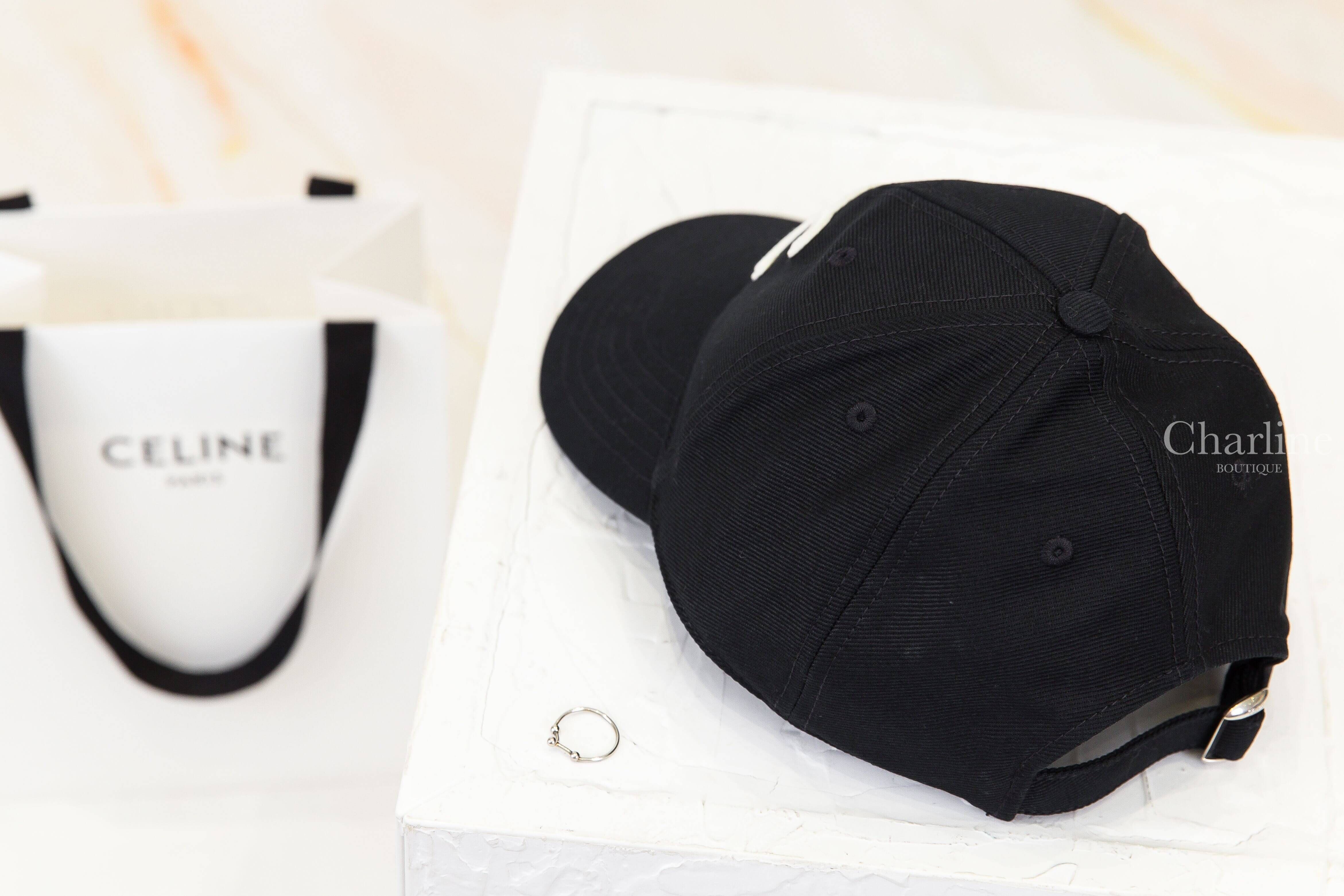 CELINE 黑色 Triomphe 凱旋門棒球帽背面帽身縫線與可調式帽帶，Charline Boutique 實拍