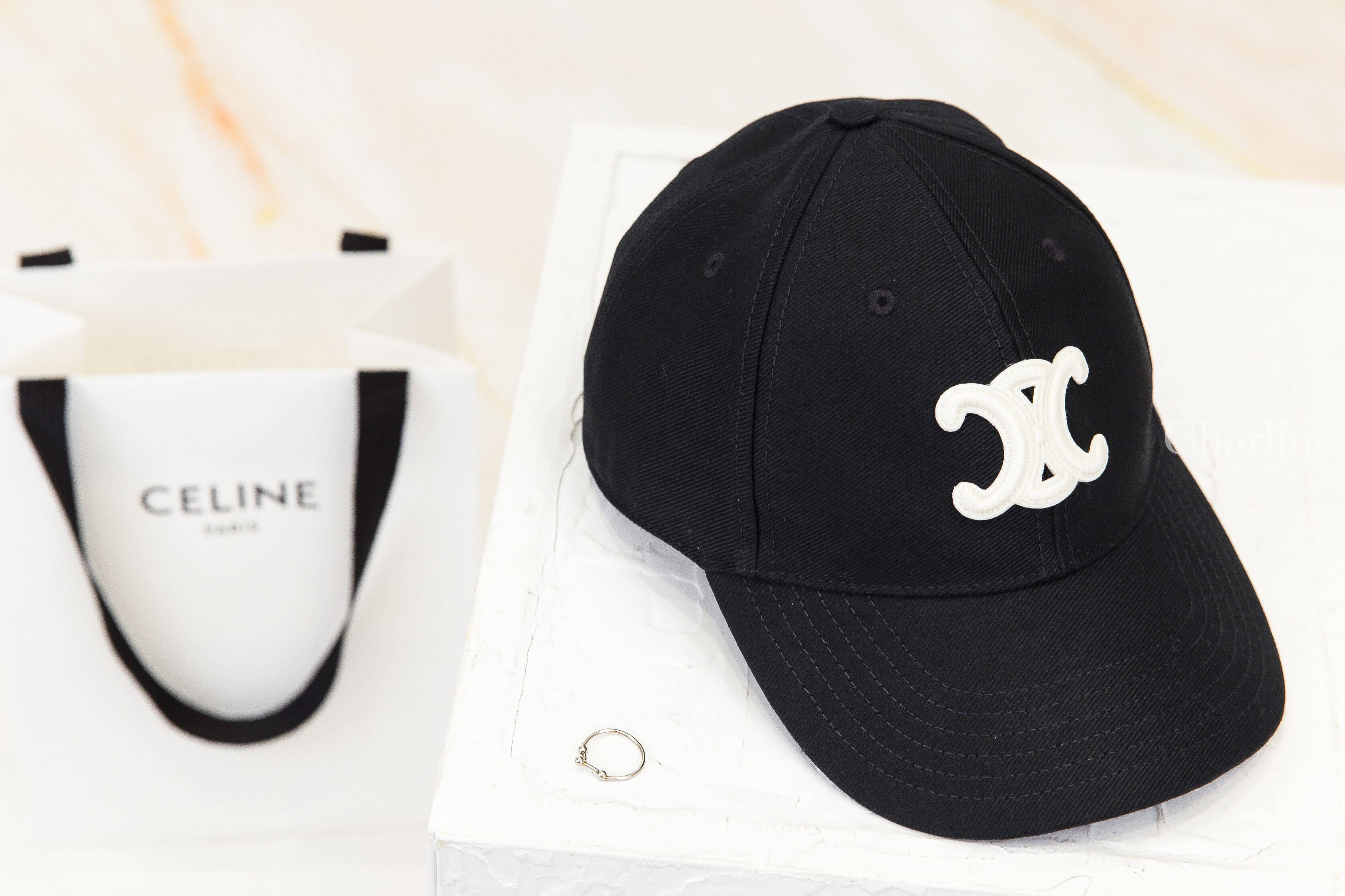 CELINE 黑色 Triomphe 凱旋門棒球帽正面另一角度與六片式帽身版型，Charline Boutique 實拍