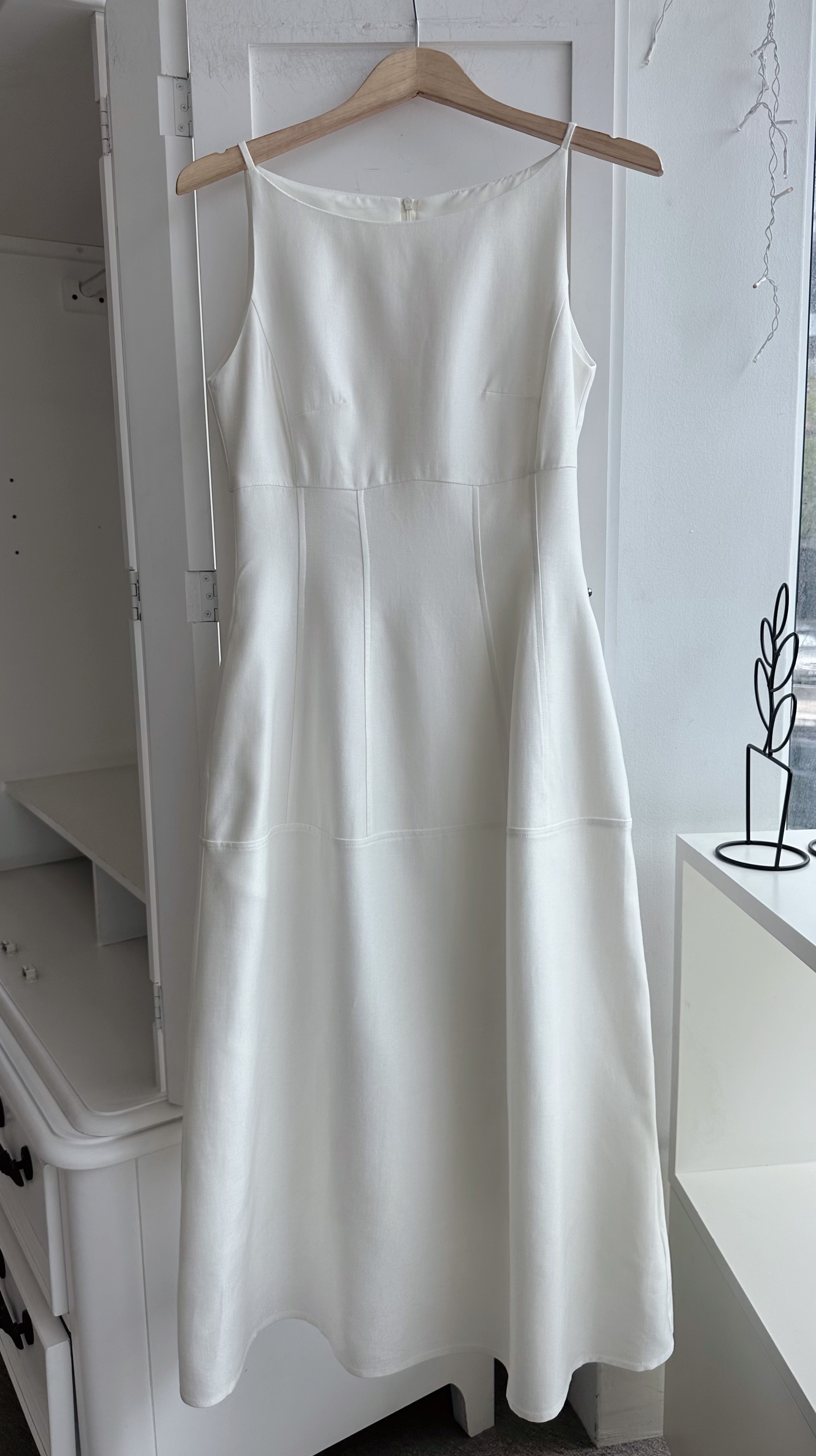 SLEEVELESS BOAT NECK LONG DRESS