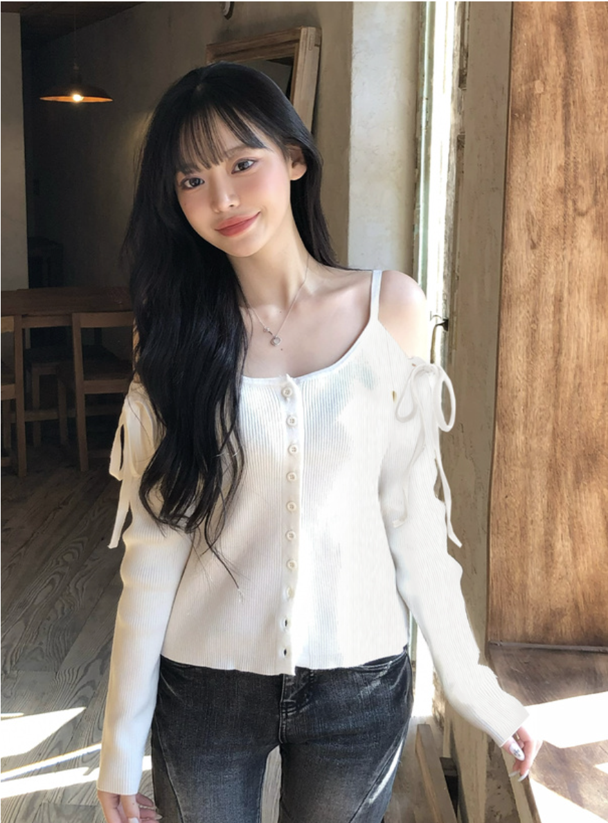 JP1300｜約會感𓍢ִ໋☕️✧˚ ༘ ⋆ 雙吊帶綁帶露肩掛鈕針織長袖上衣