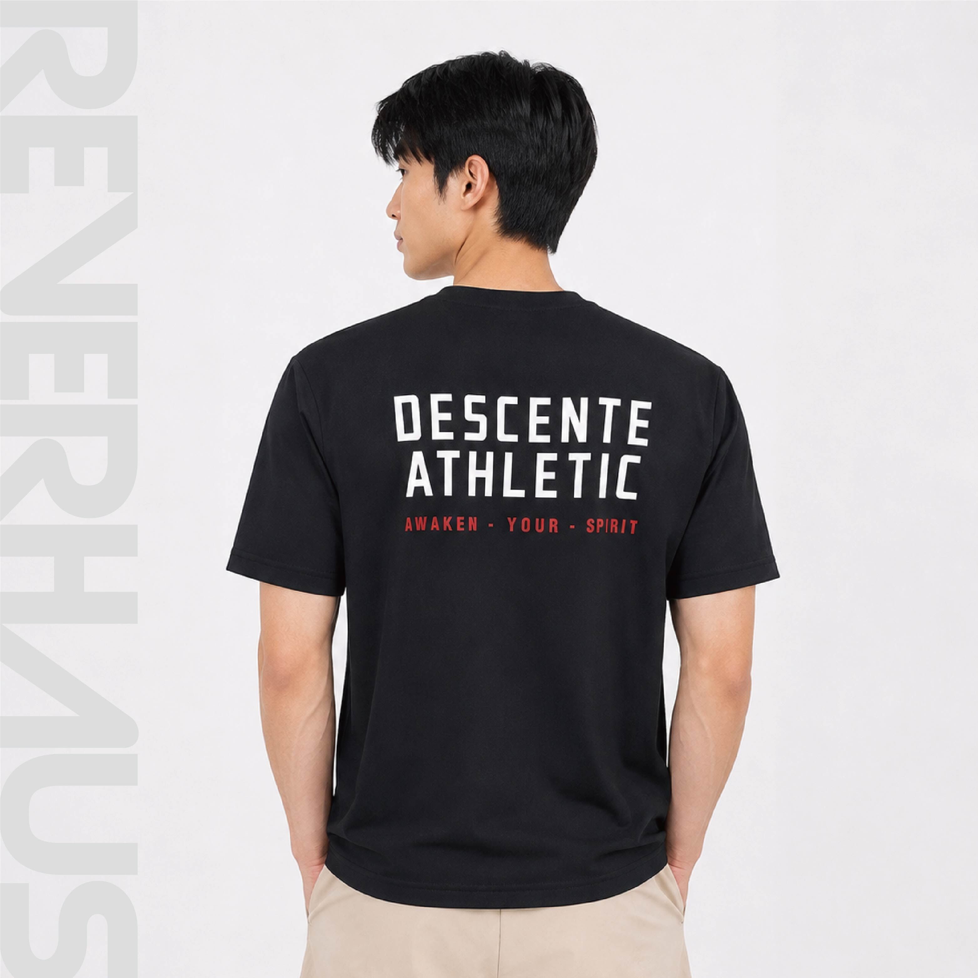 【 DESCENTE｜OVERFIT 文字短TEE - 黑 】