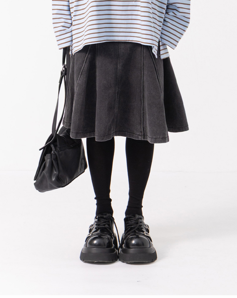 Basic solid-color calf-length socks with rolled cuffs; available in two colors.【07110625】in stock+pre-order