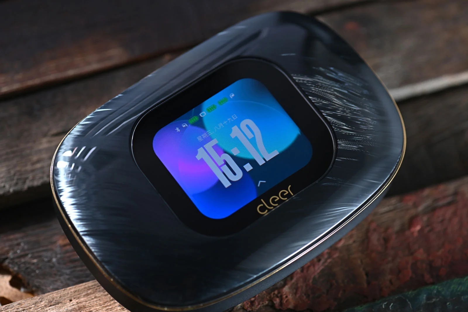 1.6 吋 AMOLED 觸控屏可調校播放、音量、EQ、空間音效等功能,不用時時刻刻打開 App。