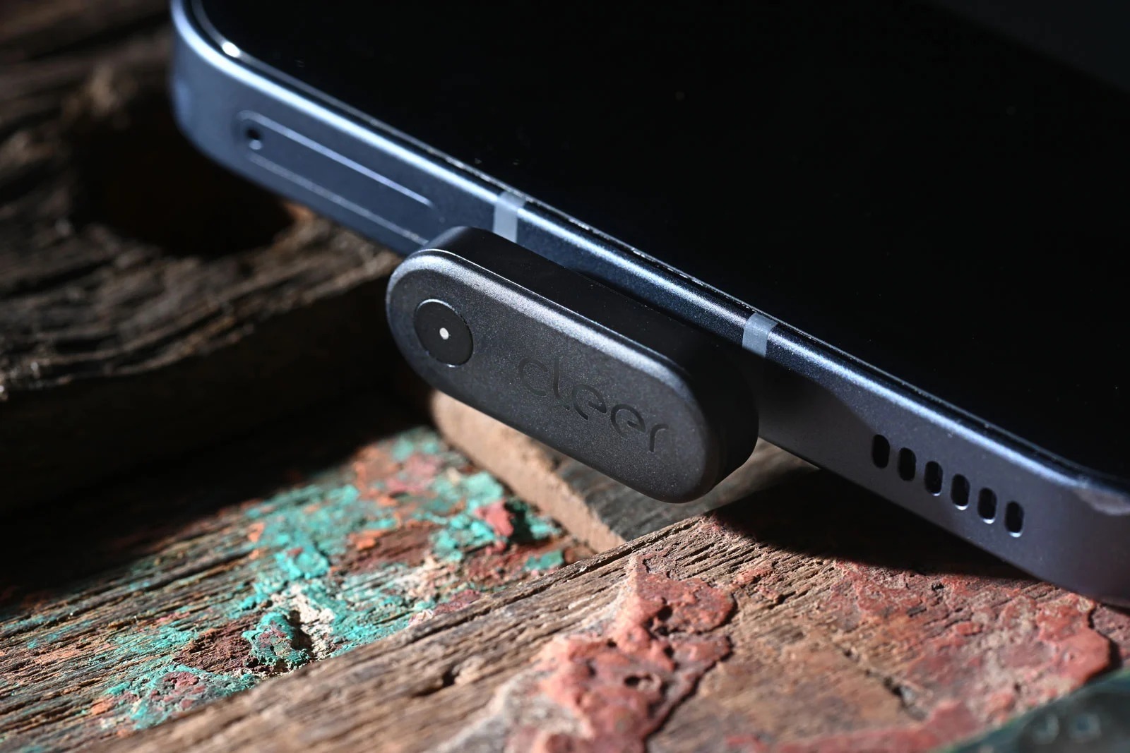 首批港澳行貨附送原廠 USB-C 低延遲高清傳輸器(送完即止,價值 $199),睇戲打機聲畫同步表現更理想。