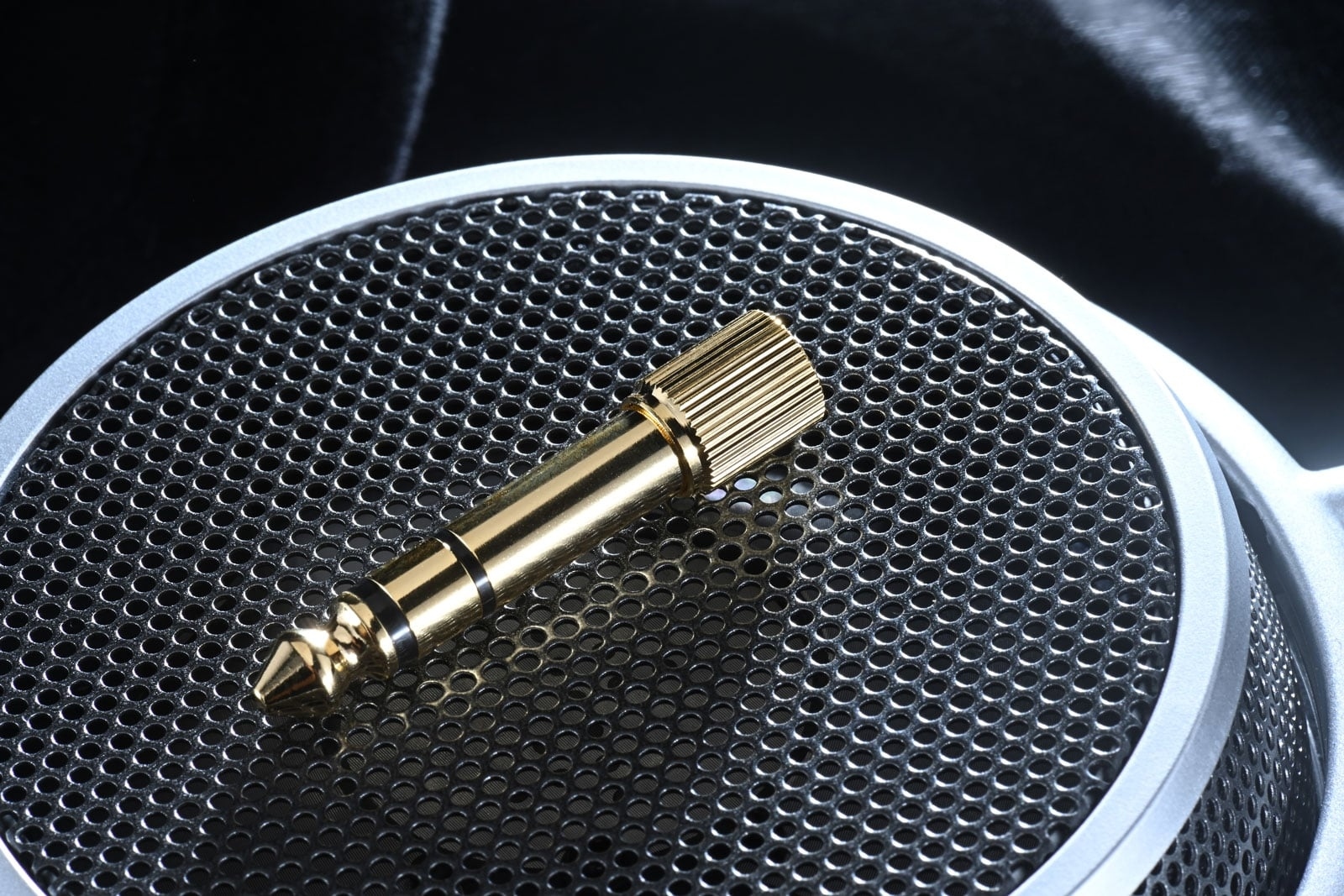 隨附 6.3mm TRS 轉插一個。