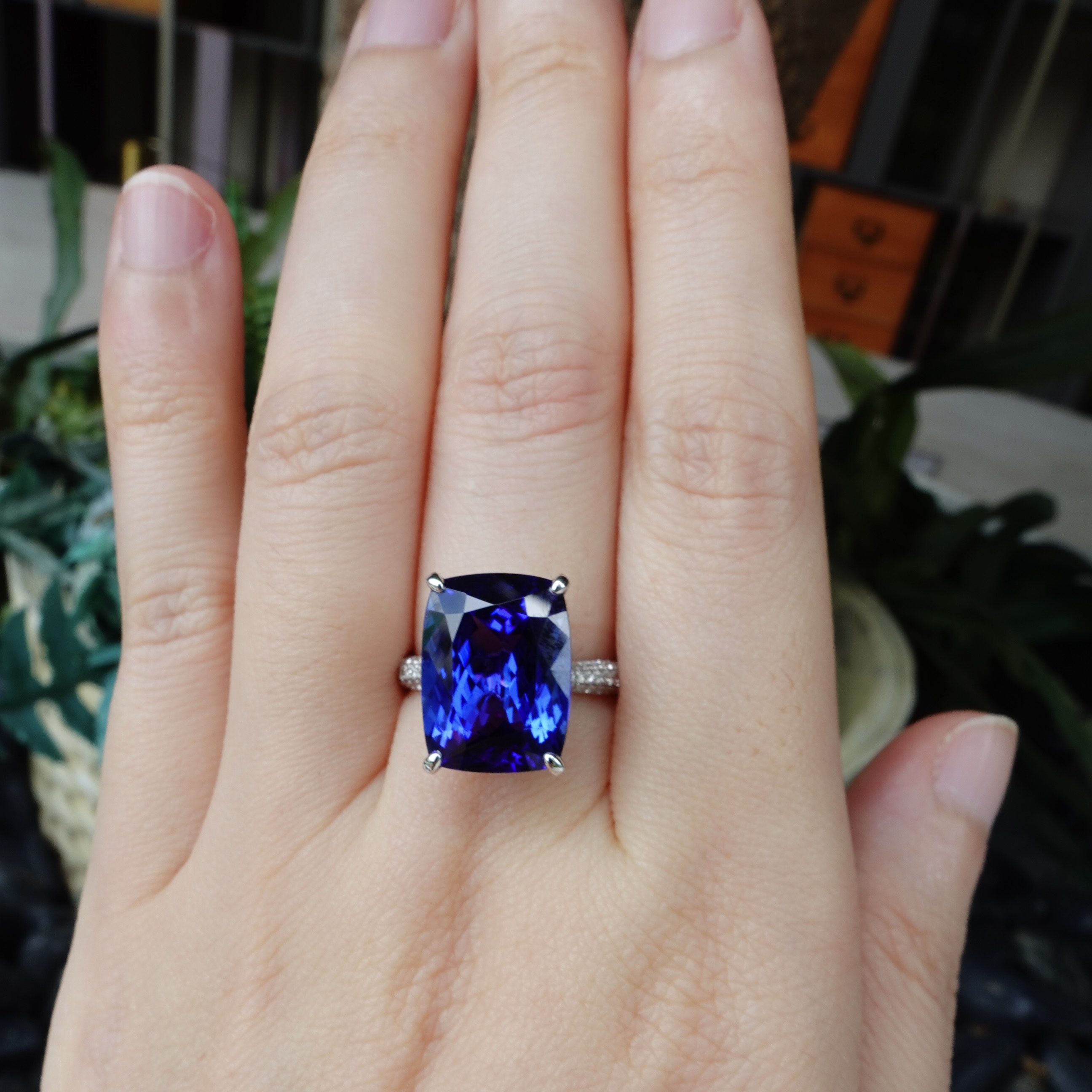 18K Gold Royal Blue Tanzanite Diamonds Ring - With GUILD Cert