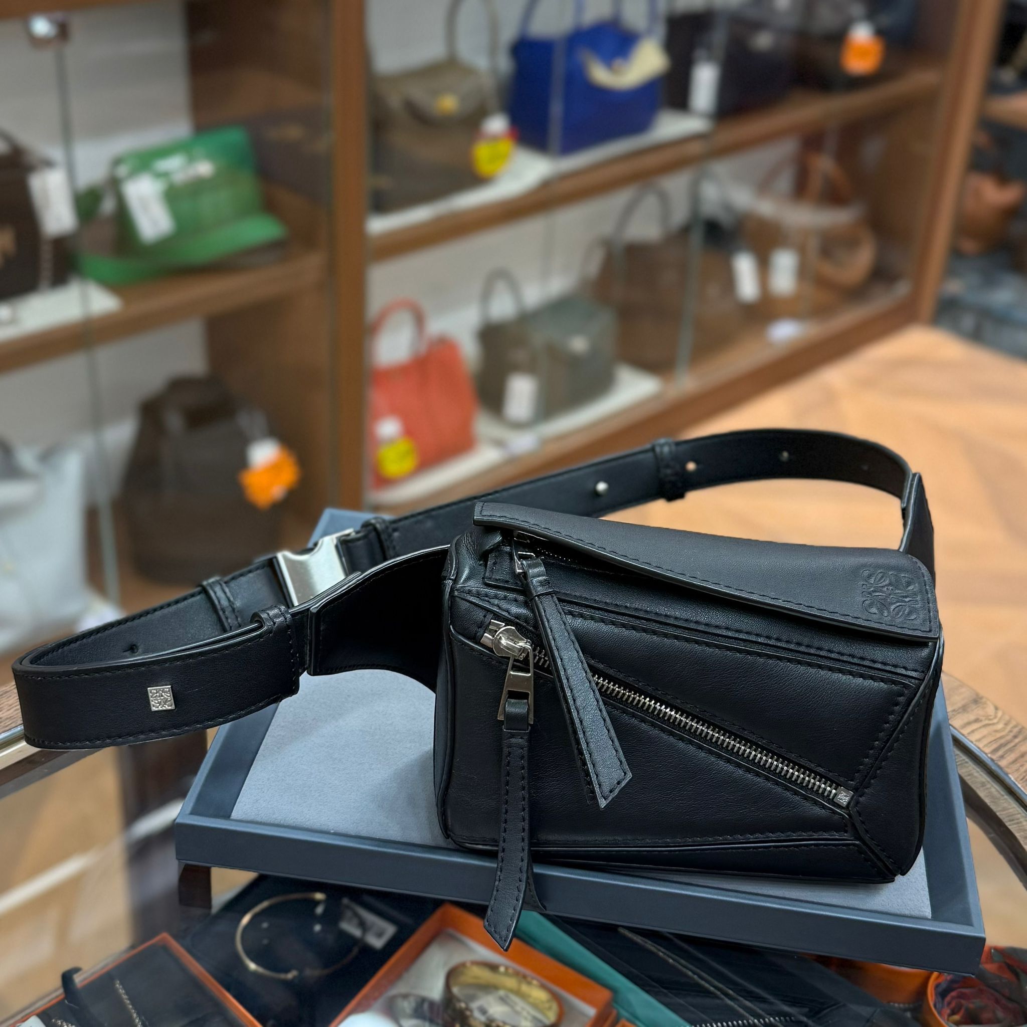 90%NEW USED LOEWE MINI PUZZLE 胸包/腰包/斜背包 黑色牛皮 #羅意威