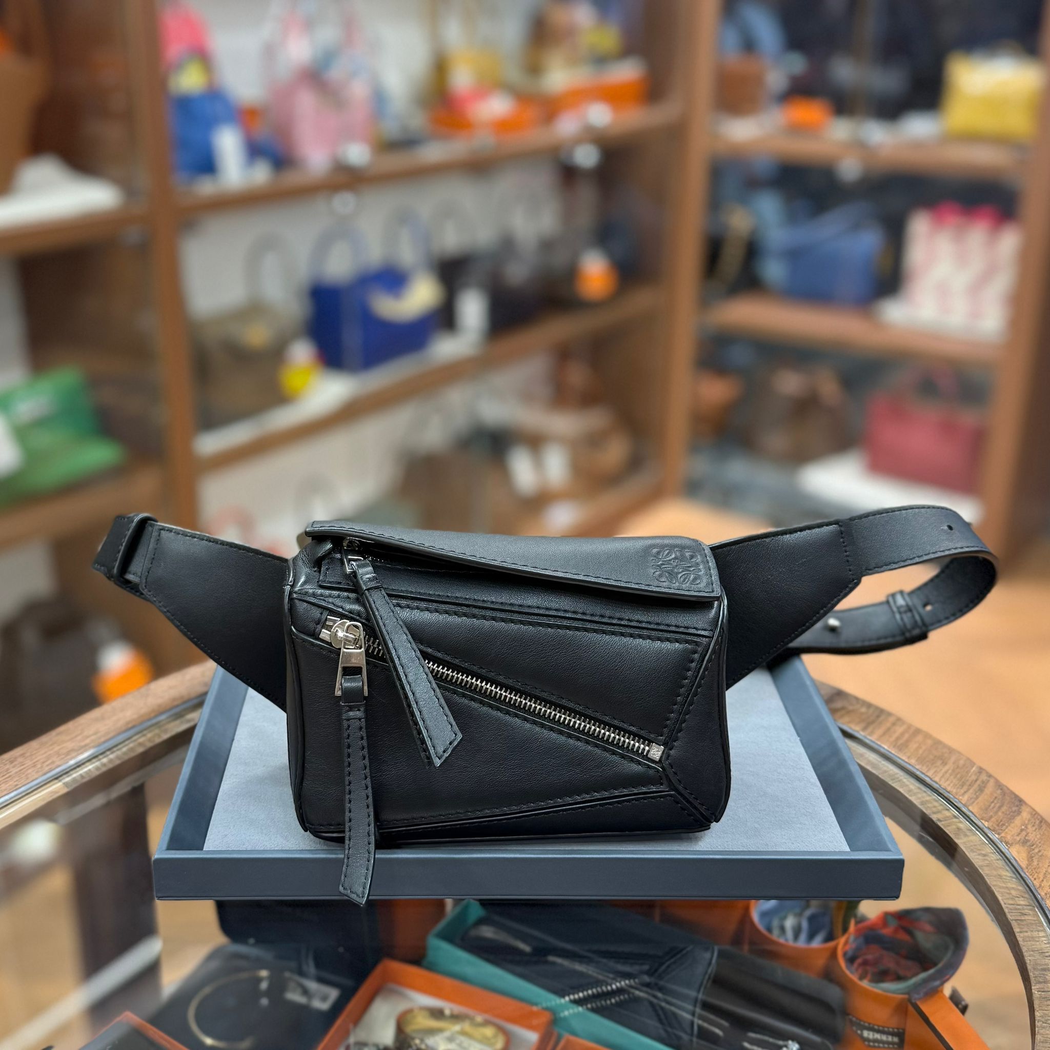 90%NEW USED LOEWE MINI PUZZLE 胸包/腰包/斜背包 黑色牛皮 #羅意威
