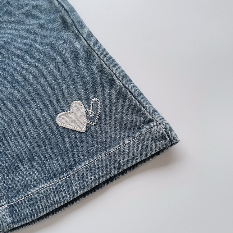 褲腳愛心刺繡牛仔褲