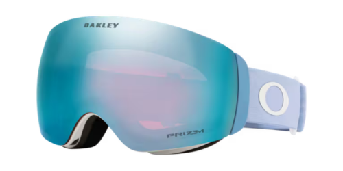 OAKLEY Flight Deck™ M滑雪風鏡淺藍紫鏡框搭配Sapphire藍綠Prizm鏡片正面視圖,鏡片上緣印有OAKLEY字樣,鏡框側邊白色O字標誌與同色系頭帶