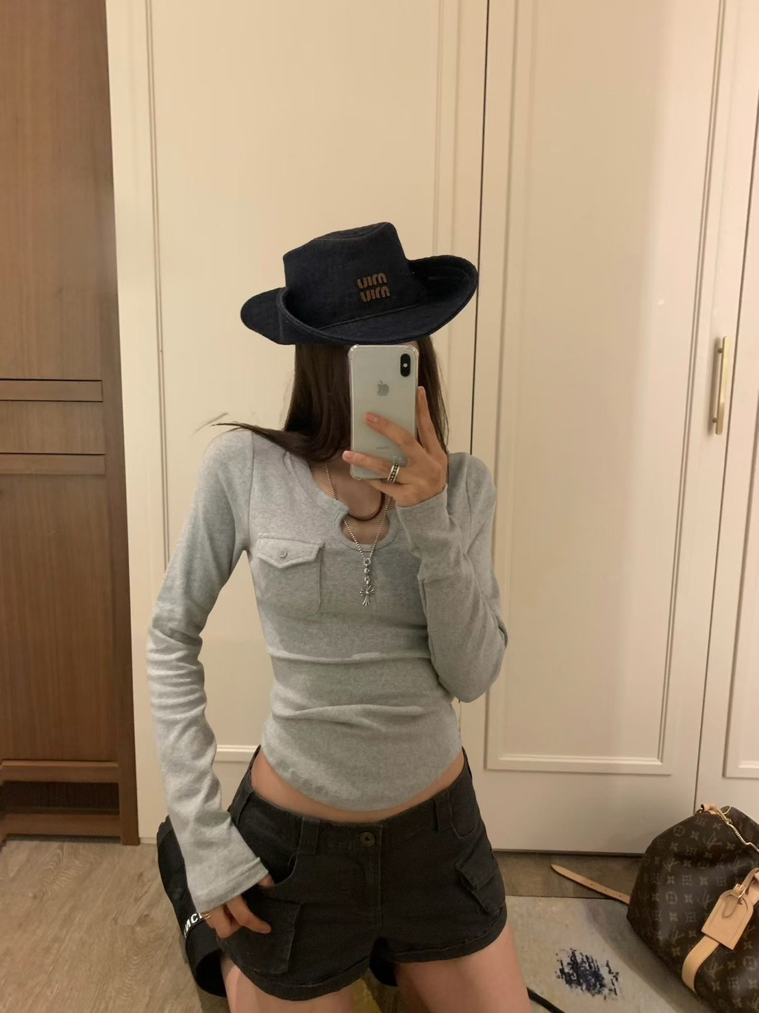 小U領口袋長袖T