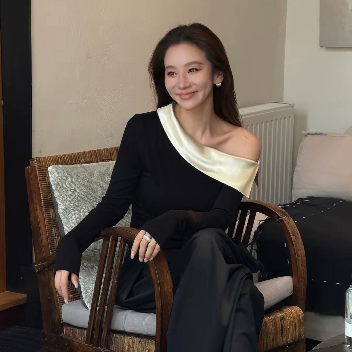 單邊露肩配色領片造型經典黑上衣-S-XL (Elegant & Love)