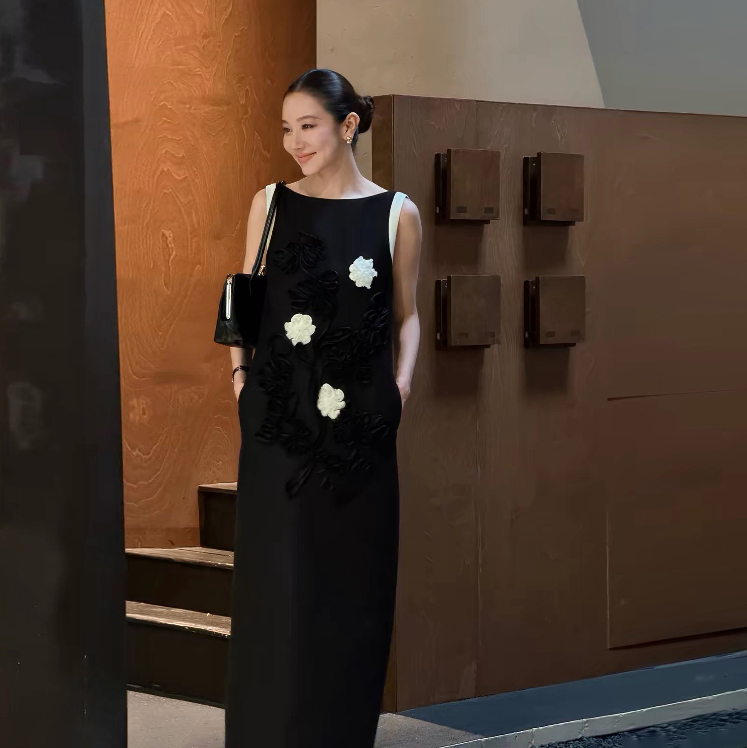 經典黑白色系山茶花造型圓領長洋裝-S-L  (Elegant & Love)