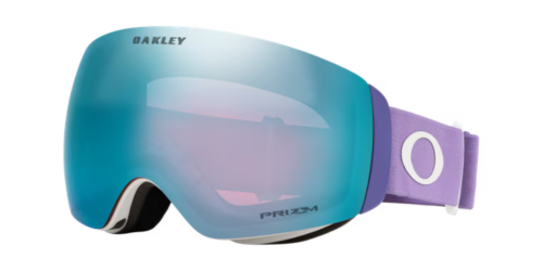 OAKLEY Flight Deck™ M滑雪風鏡丁香紫鏡框搭配Sapphire藍綠Prizm鏡片正面視圖，鏡片上緣印有OAKLEY字樣，鏡框側邊白色O字標誌與同色系頭帶