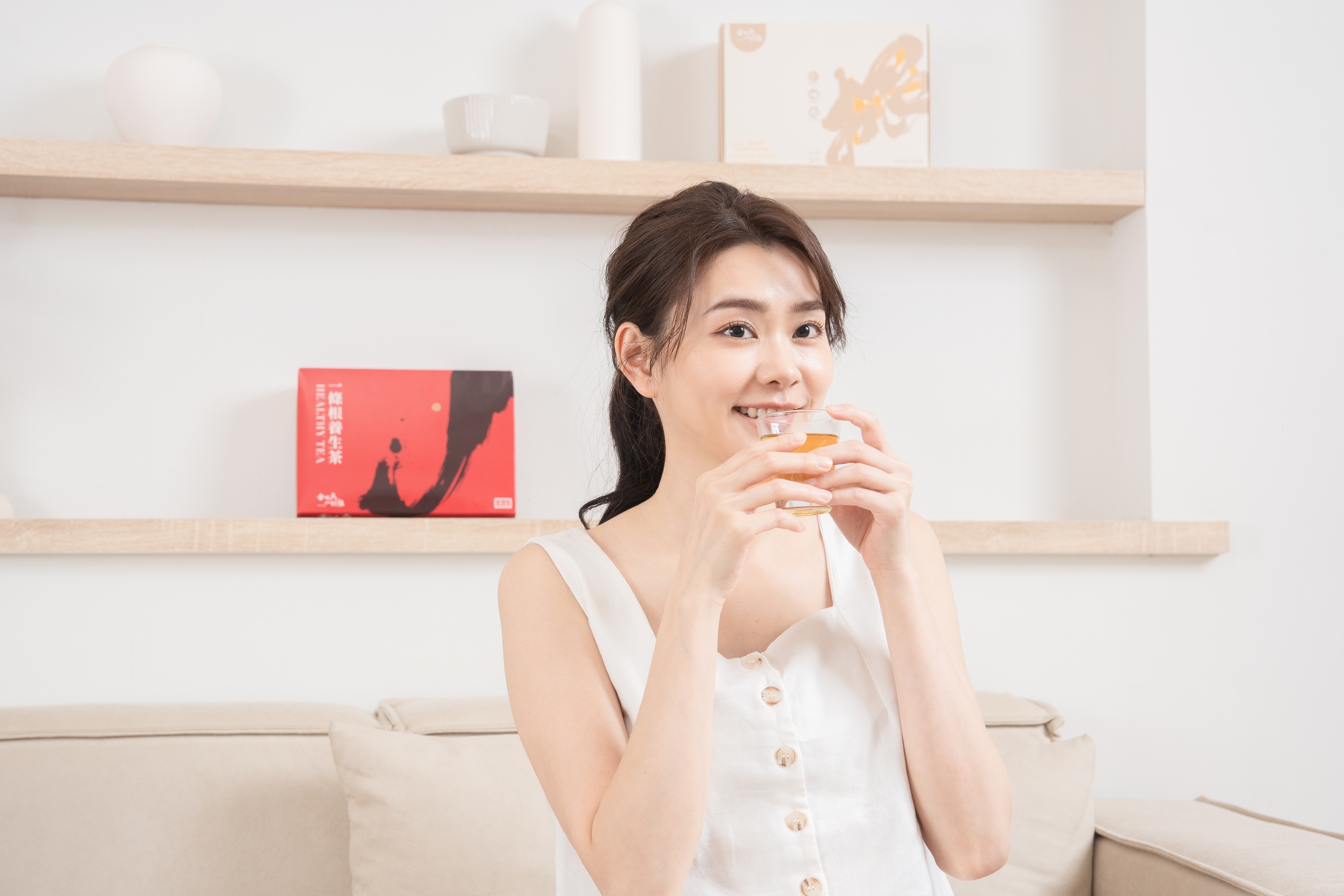 捧著一杯養生茶、神情放鬆