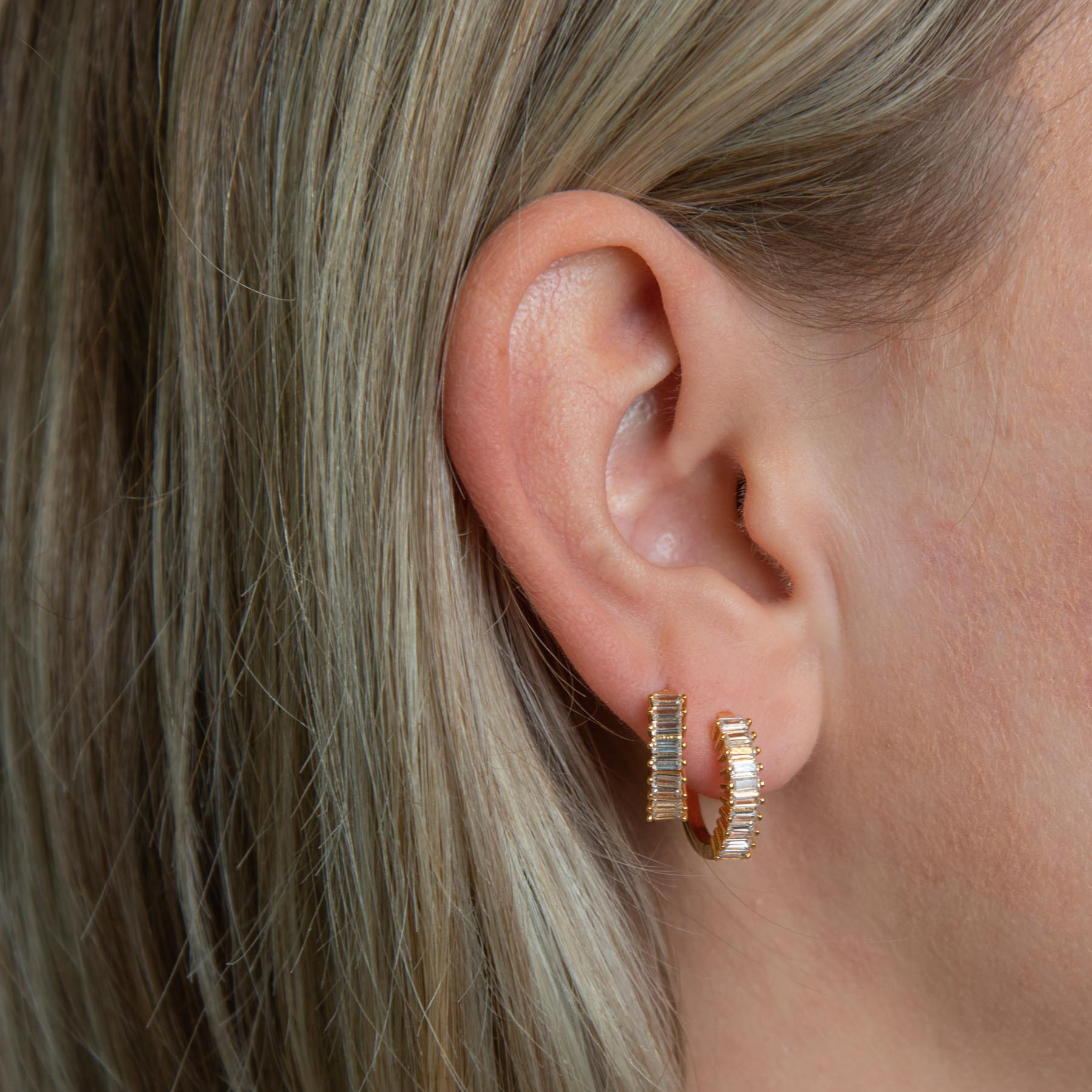 MEDIUM SQUARED STONE HOOPS WHITE｜Emilia
