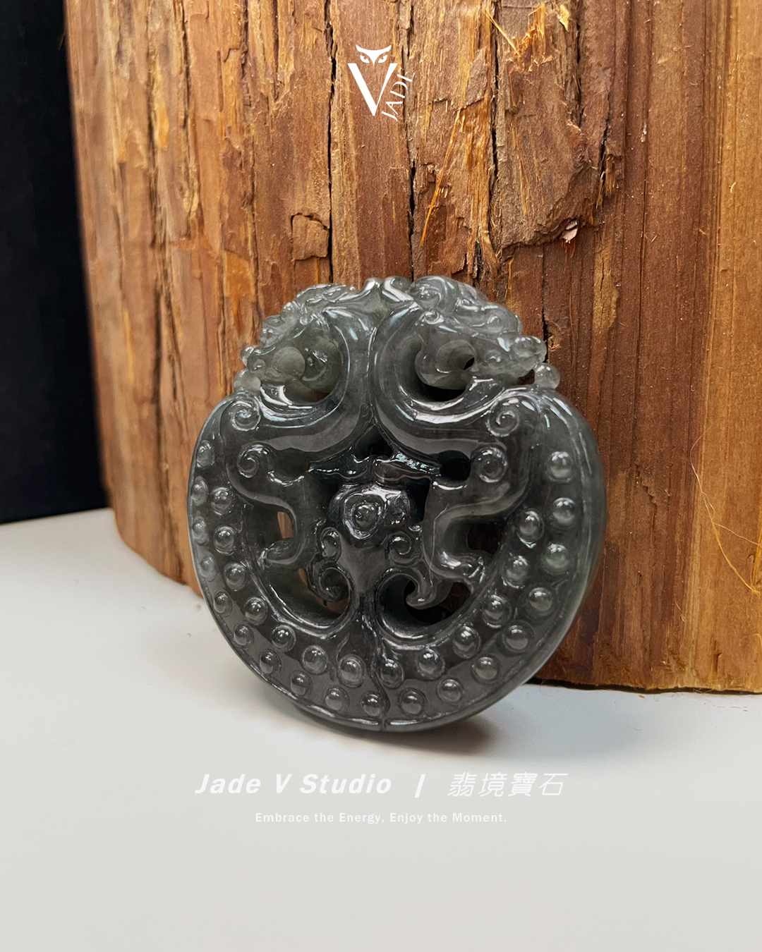 【JadeV｜翡境寶石】烏雞 飄花 古龍雕花 富貴平安 翡翠