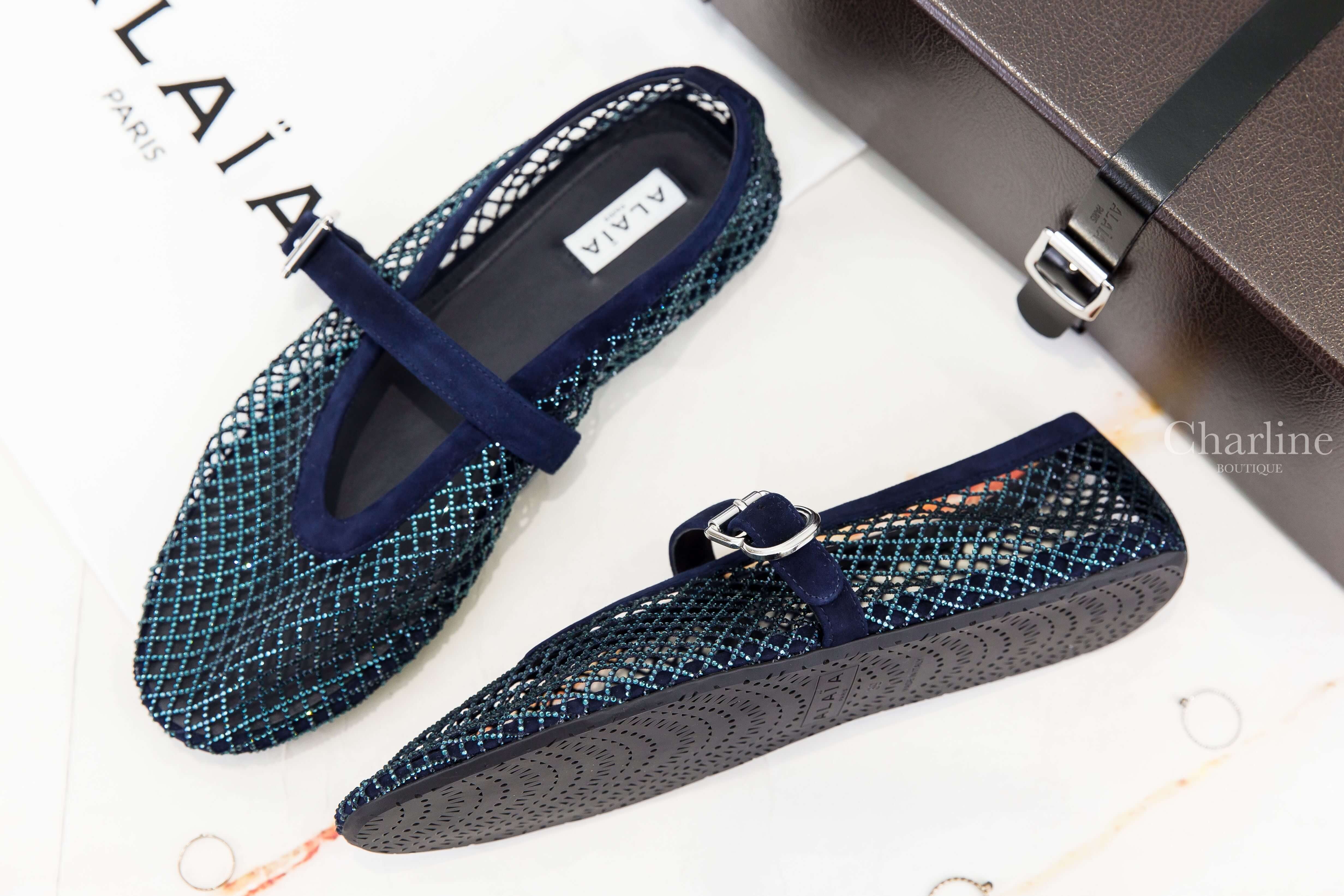 Alaïa Ballet Flats In Fishnet 藍色水鑽簍空漁網狀麂皮平底芭蕾舞鞋俯視外觀與鞋底側面造型，Charline Boutique 實拍