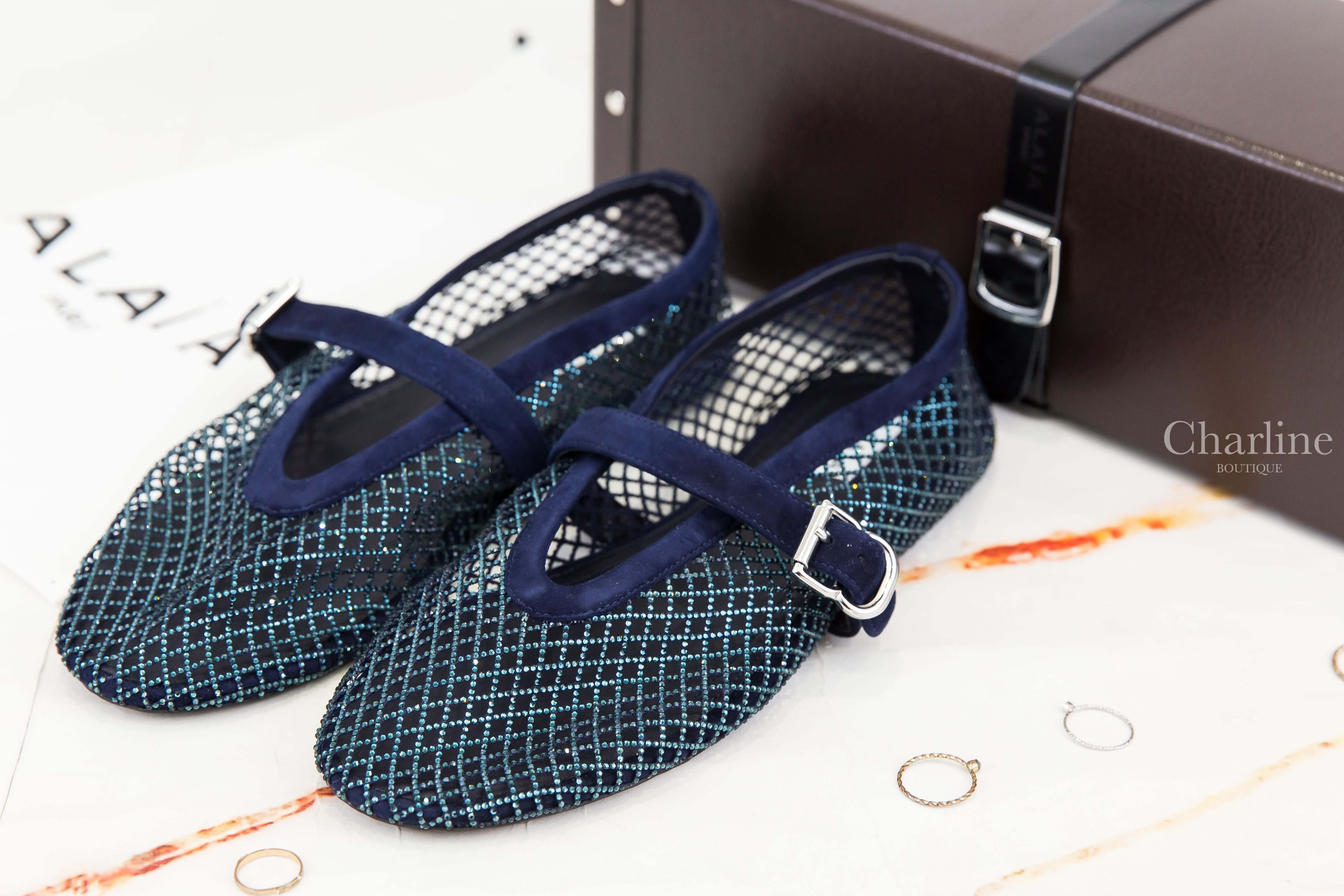 Alaïa Ballet Flats In Fishnet 藍色水鑽簍空漁網狀麂皮平底芭蕾舞鞋雙鞋完整外觀與交叉鞋帶設計，Charline Boutique 實拍