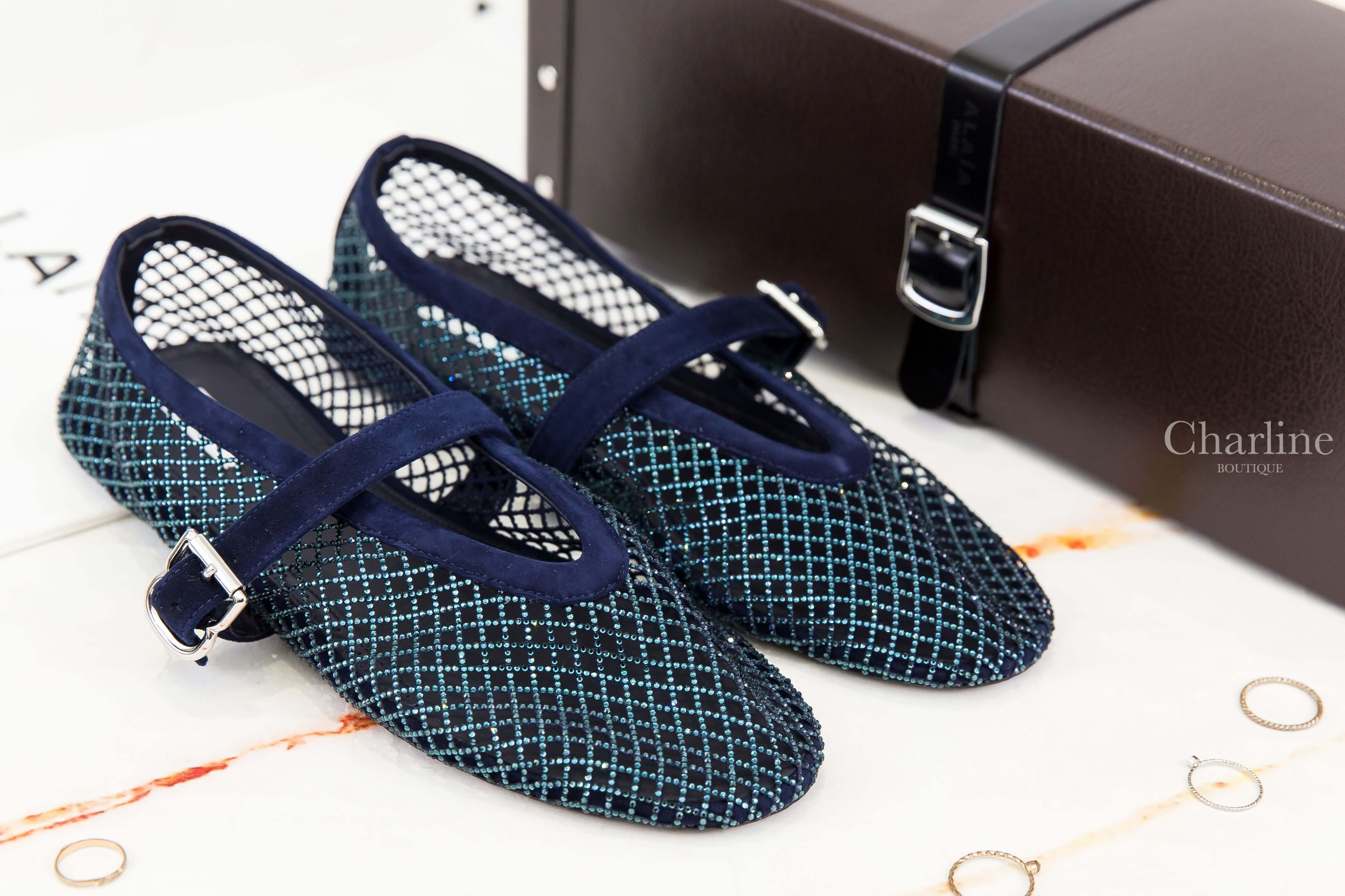 Alaïa Ballet Flats In Fishnet 藍色水鑽簍空漁網狀麂皮平底芭蕾舞鞋雙鞋斜角外觀與藍色水鑽簍空鞋面，Charline Boutique 實拍