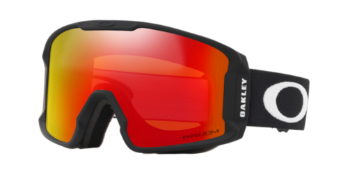 OAKLEY Line Miner™ M滑雪風鏡霧黑框正面圖，搭配Prizm Snow Torch Iridium橙紅鏡片與經典O Logo頭帶，展示低框圓柱型設計