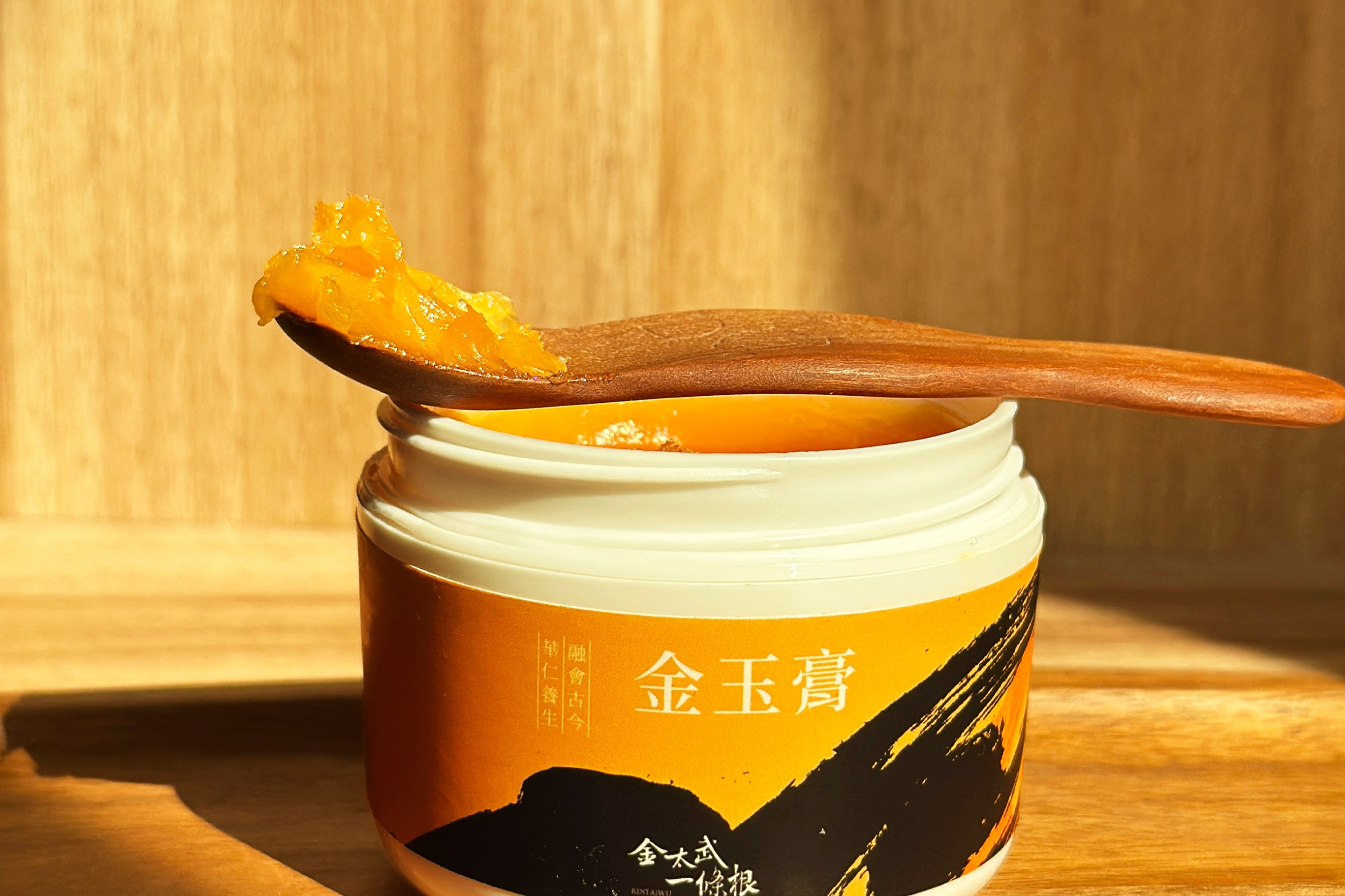 開蓋的金玉膏與蓋子並排放在檯面上