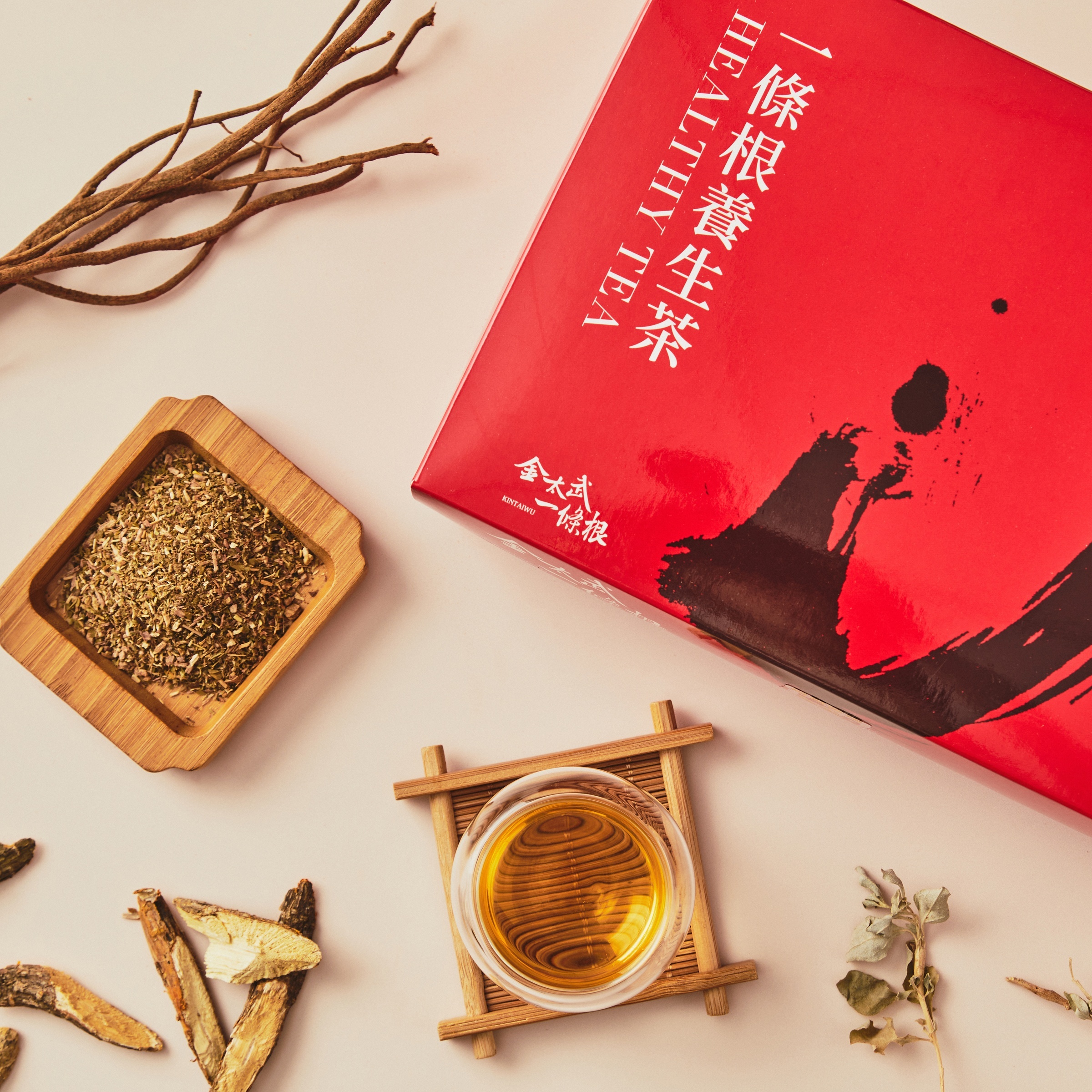 木盤上的養生茶內容物，草本碎不是茶葉