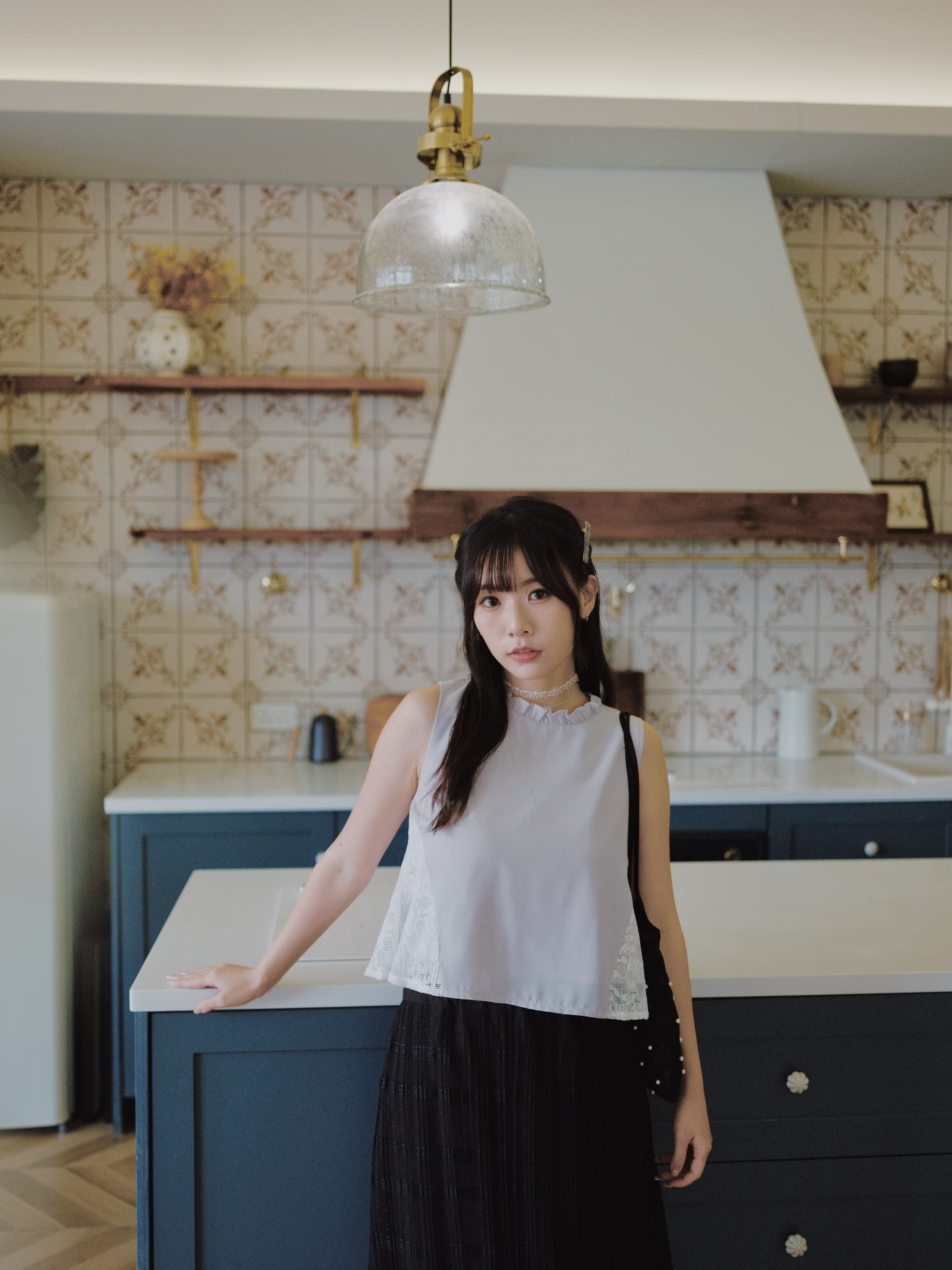 三色 / 蕾絲拼布修腰高領背心 / Lace-Insert Ruffle Sleeveless Blouse