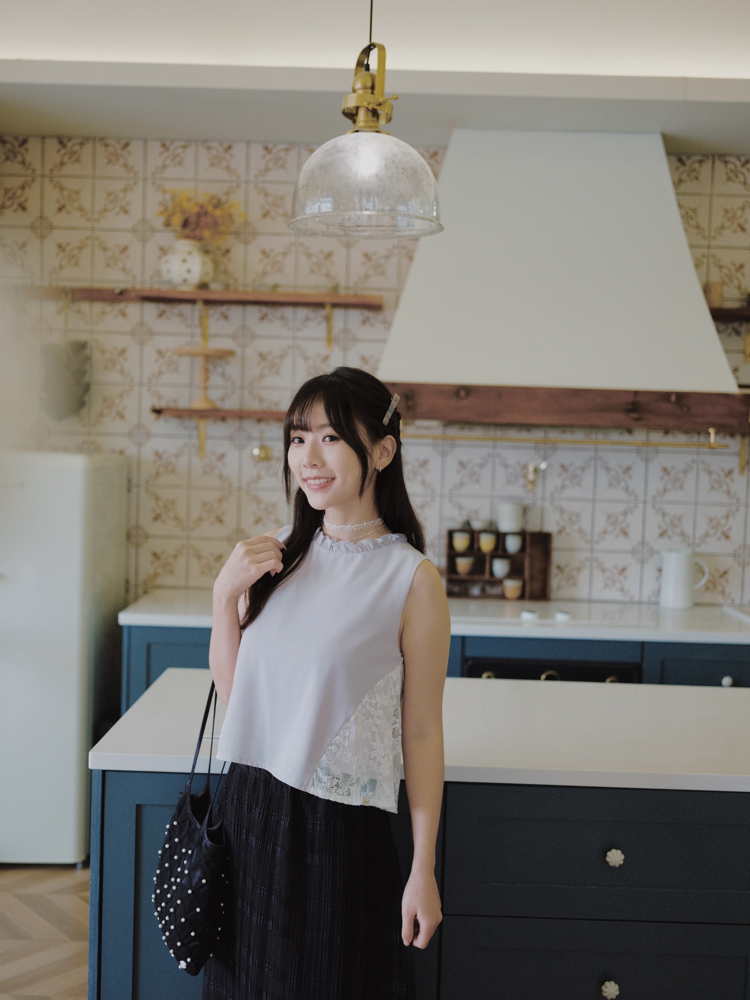 三色 / 蕾絲拼布修腰高領背心 / Lace-Insert Ruffle Sleeveless Blouse