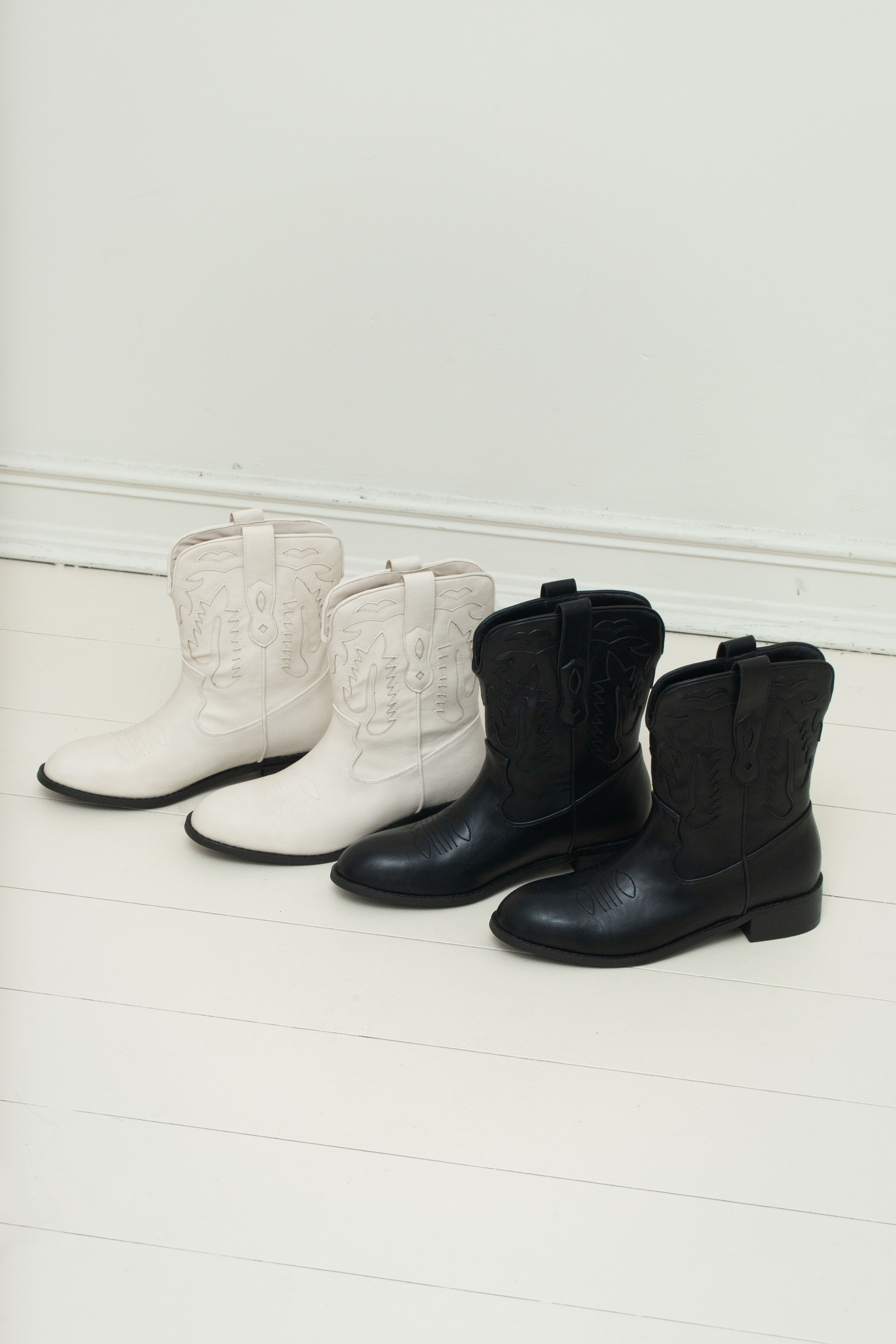 A03 WESTERN EMBROIDERED LEATHER ANKLE BOOTS