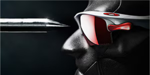 OAKLEY品牌抗衝擊測試示意圖,展示Plutonite®鏡片材料通過高速撞擊測試,訴求鏡片防護強度與安全認證