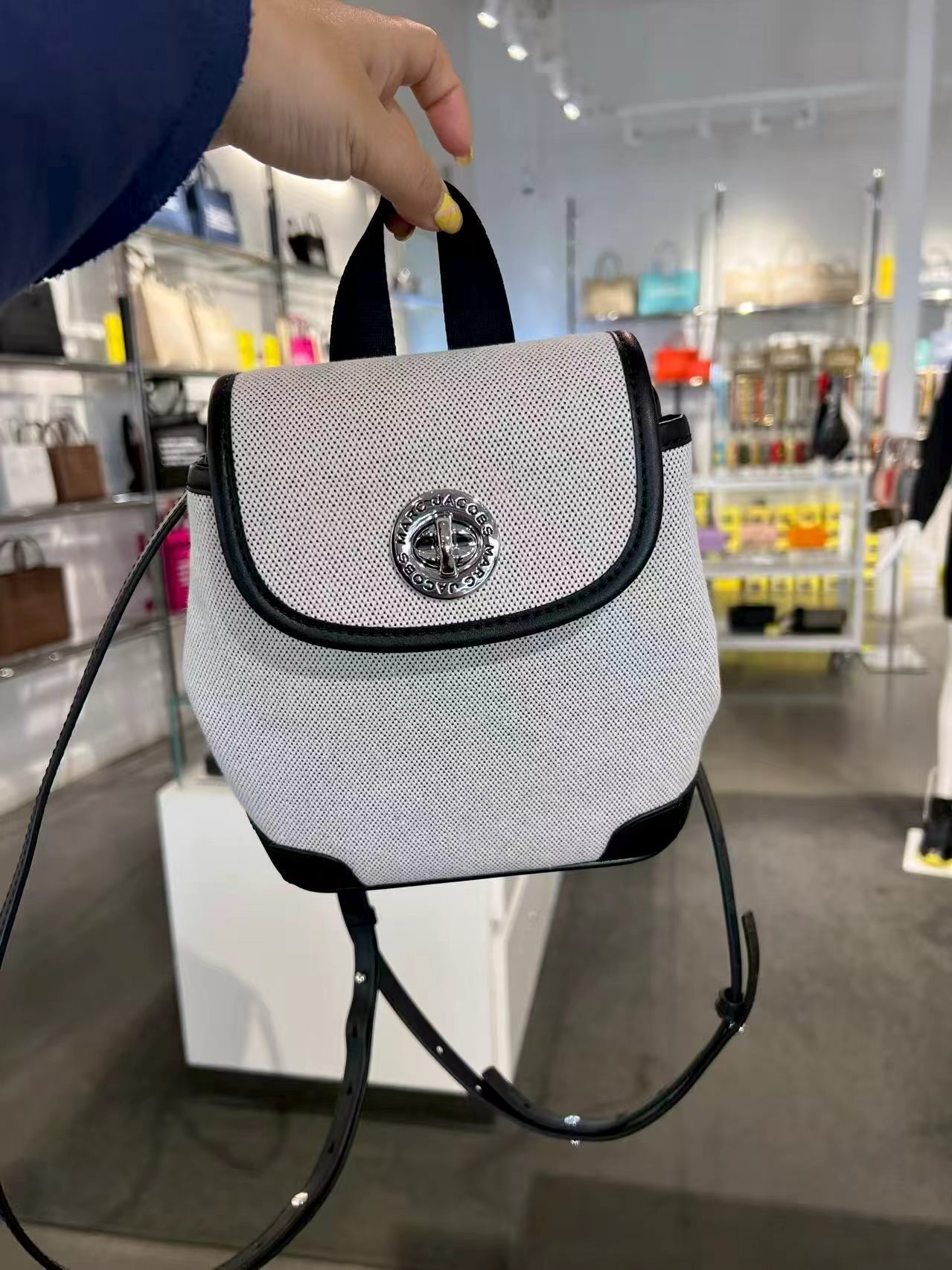 【預購】D090507 Marc Jacobs Turnlock 帆布款小背包