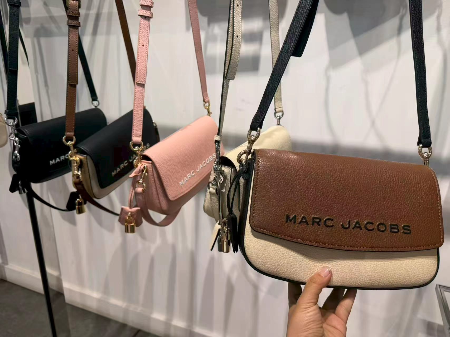 【預購】D090511 Marc Jacobs 拼色翻蓋斜咩包 (米色配啡黑色)