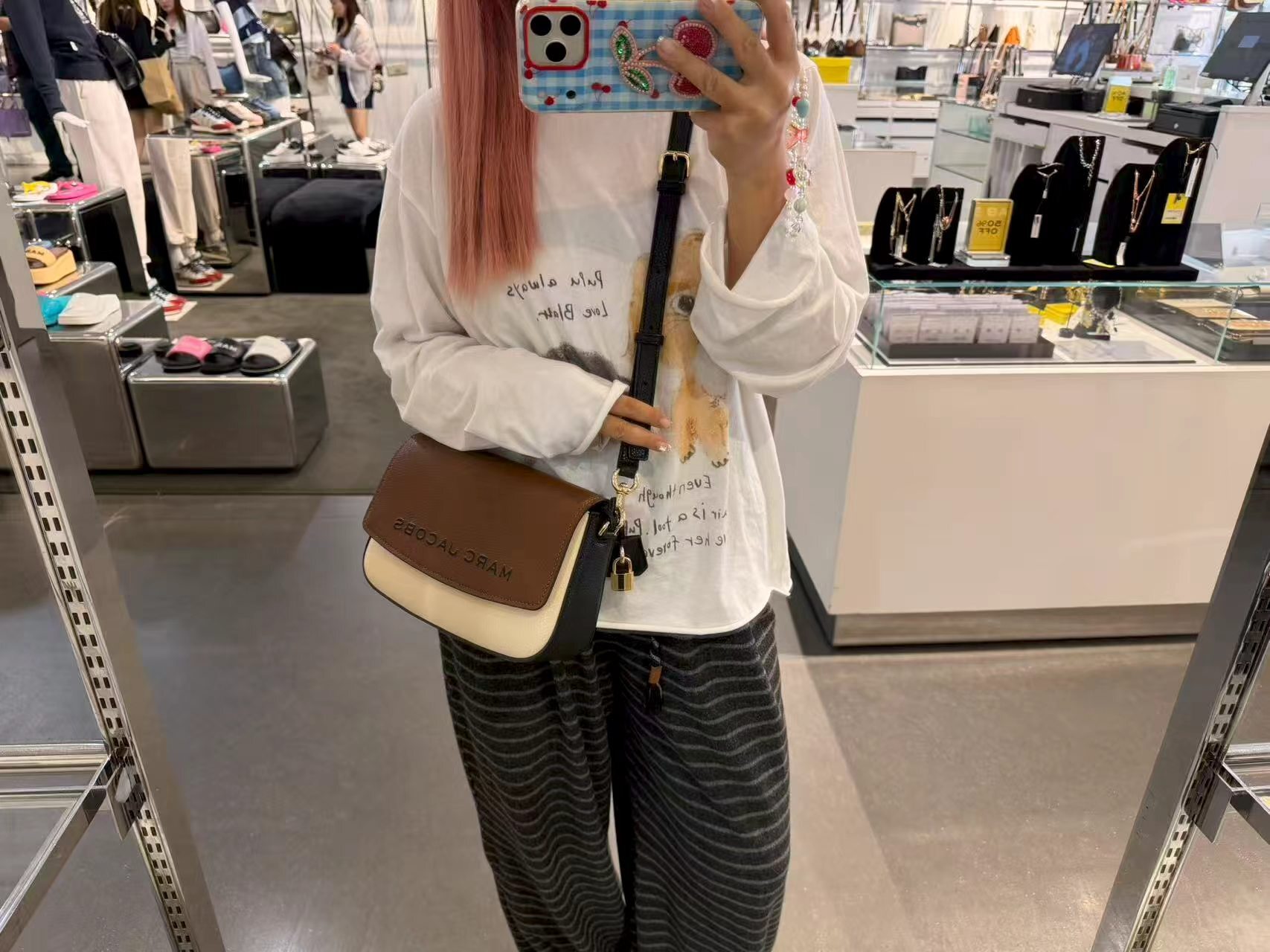 【預購】D090511 Marc Jacobs 拼色翻蓋斜咩包 (米色配啡黑色)
