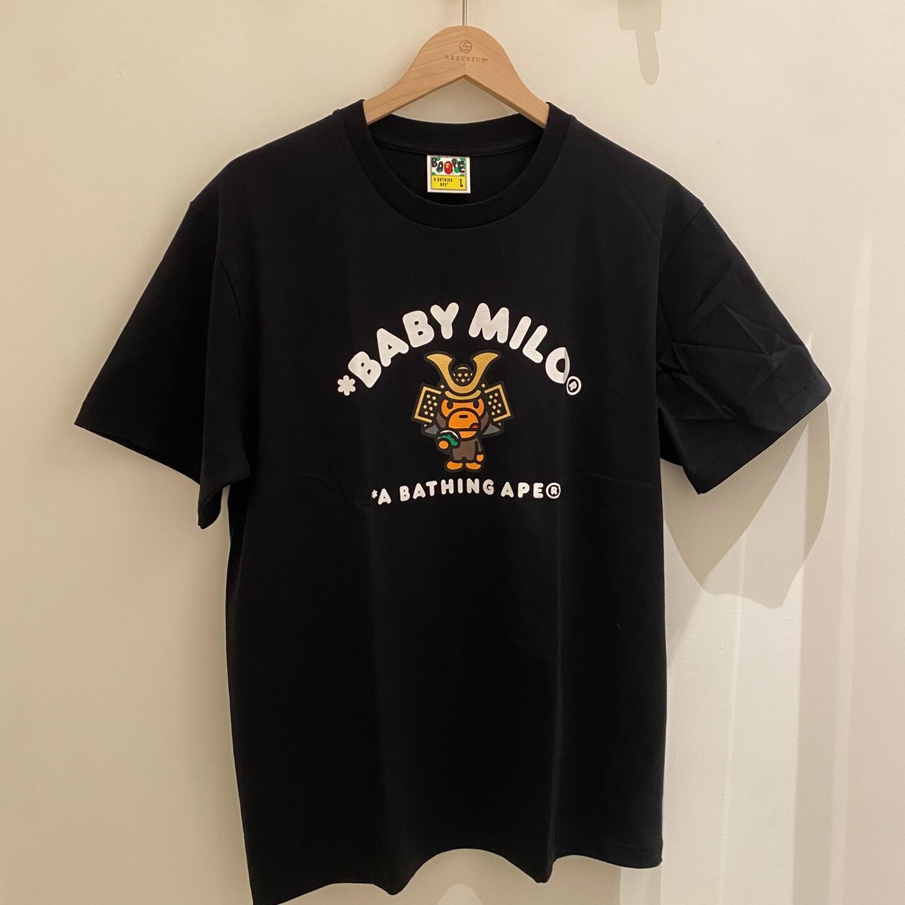 BAPE  Baby Milo兒童節武士頭盔 學院風短T