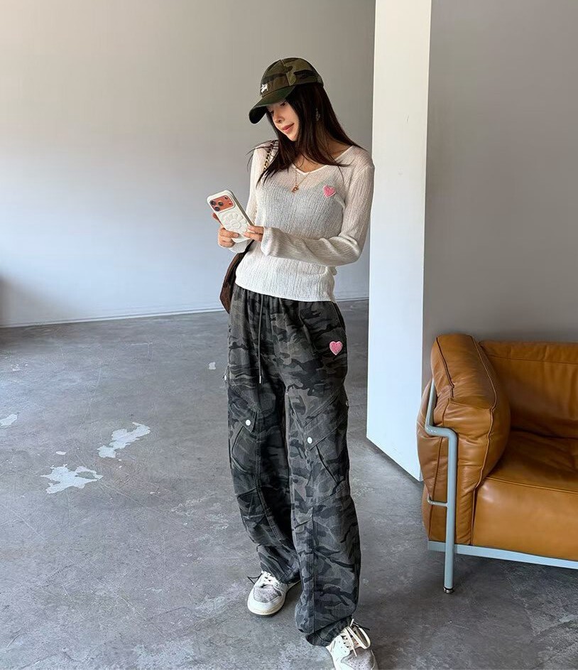 迷彩斜口袋小粉愛心長褲