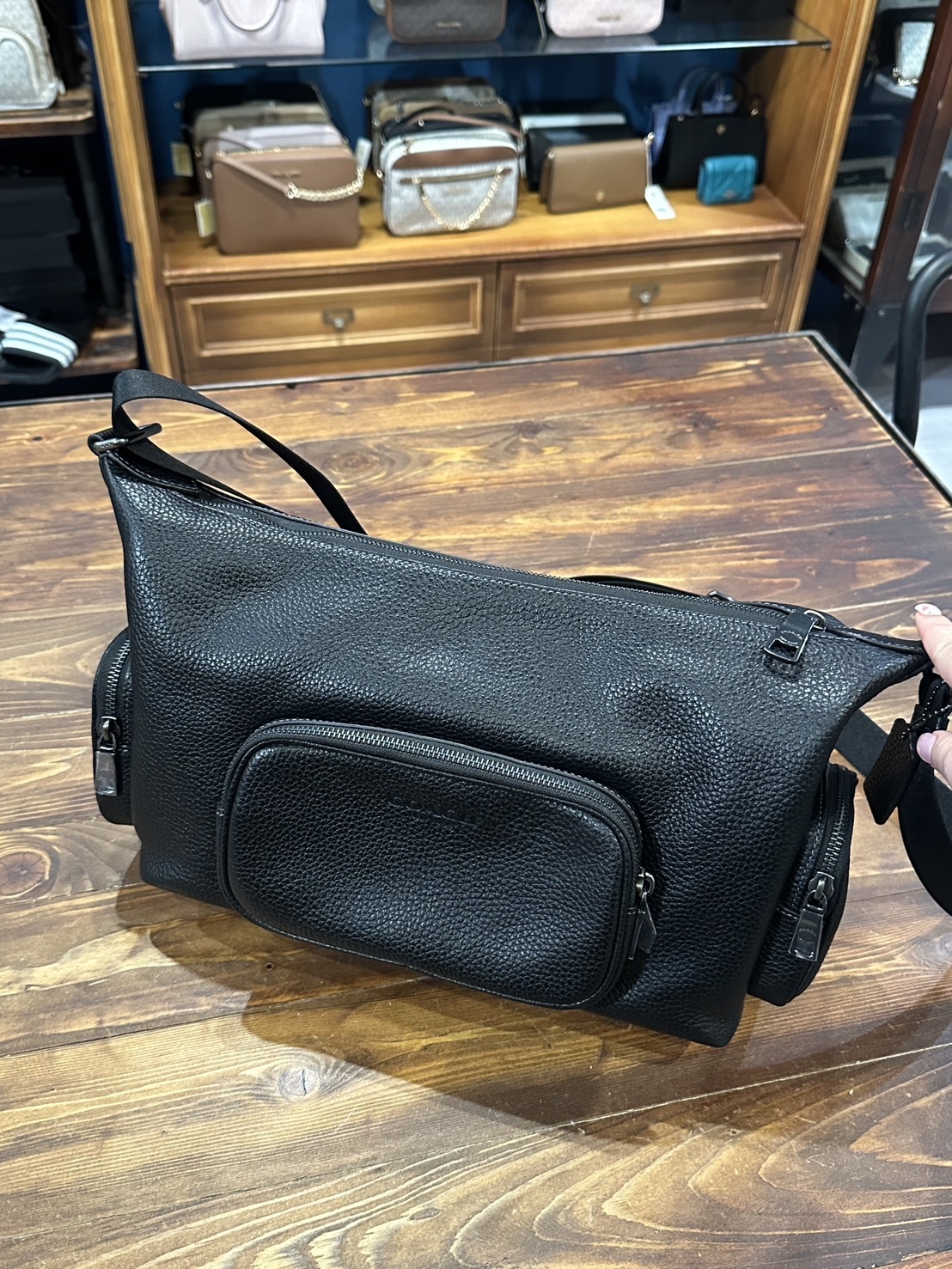 Coach Finn 荔枝紋皮革 多口袋 斜背包 流浪包