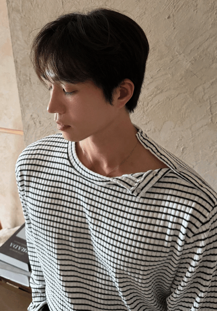 Shoulder button striped T-shirt