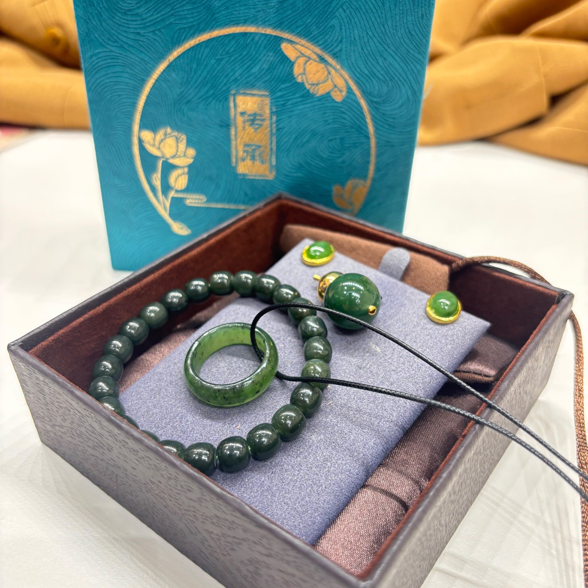 EAR-JJG0906-051 北極玉戒圈19MM[送鏈] + 北極玉老型手串 + 銅鑲北極玉圓珠吊墜+ 銅鑲嵌耳釘  [送禮盒](A51)