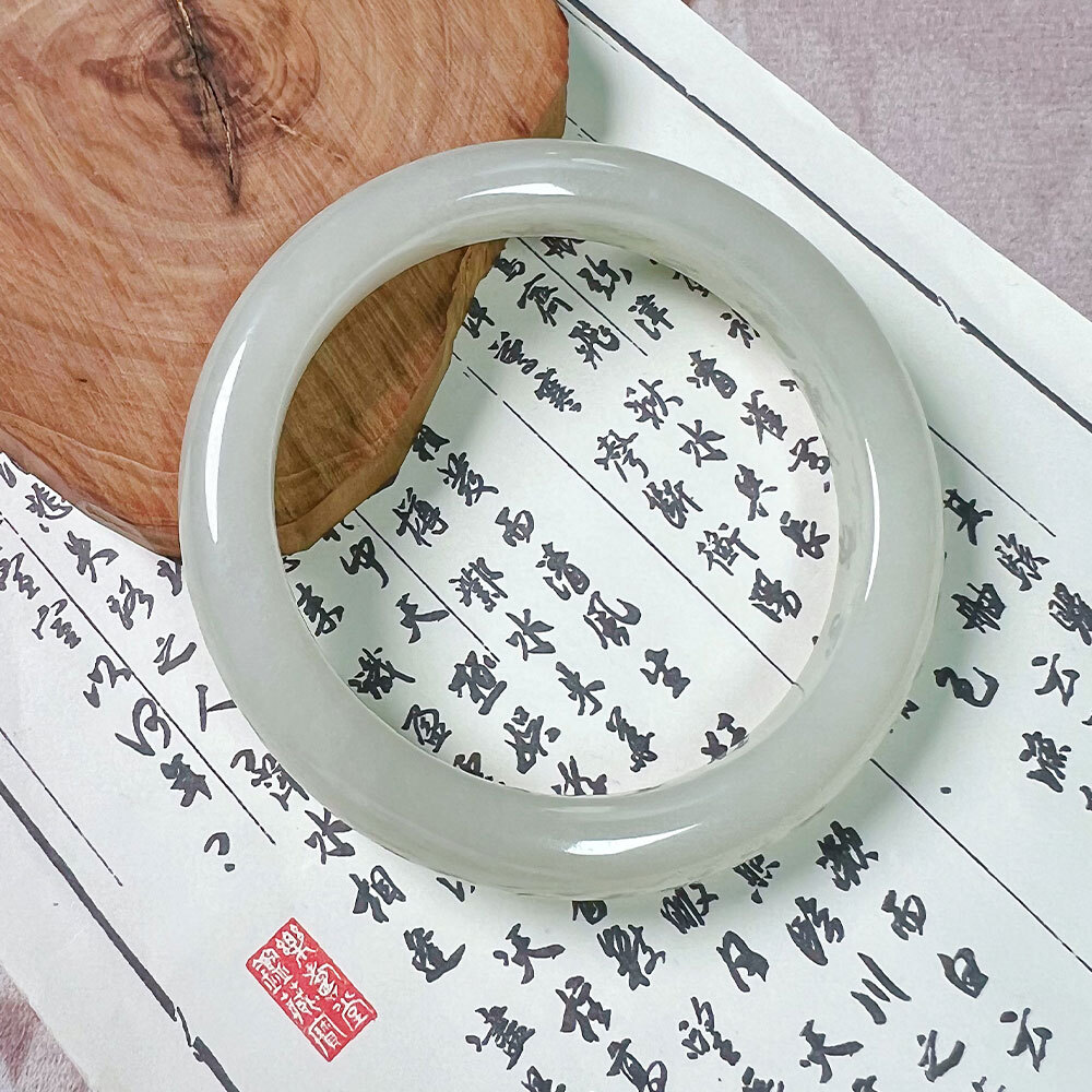 0916XY37-XYDAY-HTJADE-和田玉昆侖飛雪平安鐲 圈口56-62 寬約11mm (D56/ D58/ D60/ D62)