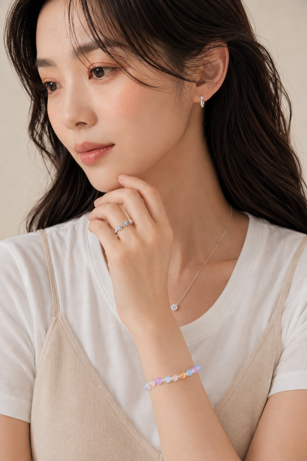 Beauté.E 輕鬆出門穿搭照,白 T 與素色背心搭配項鍊、耳環、戒指與手鍊
