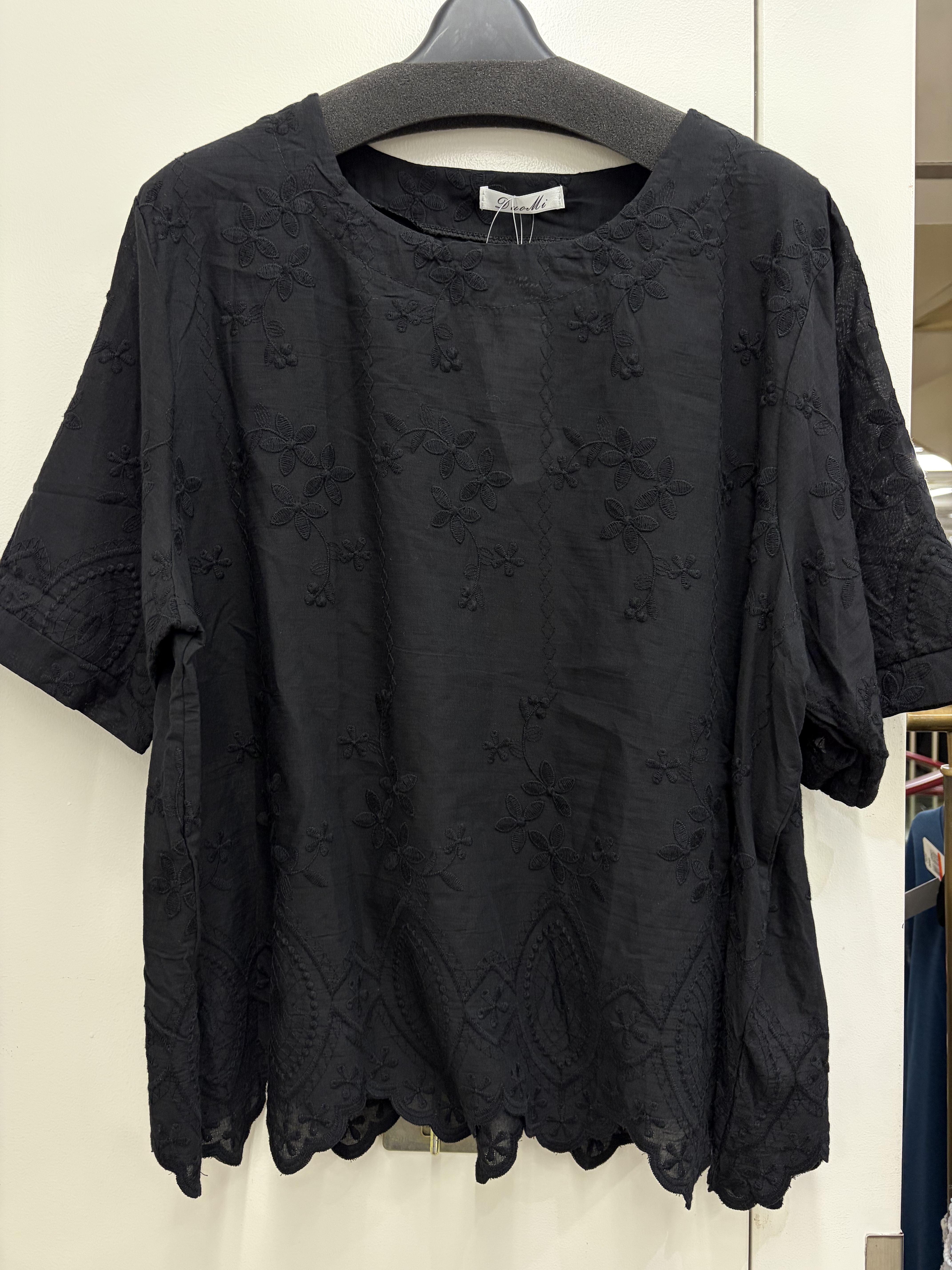 DM 黑色刺繡花top