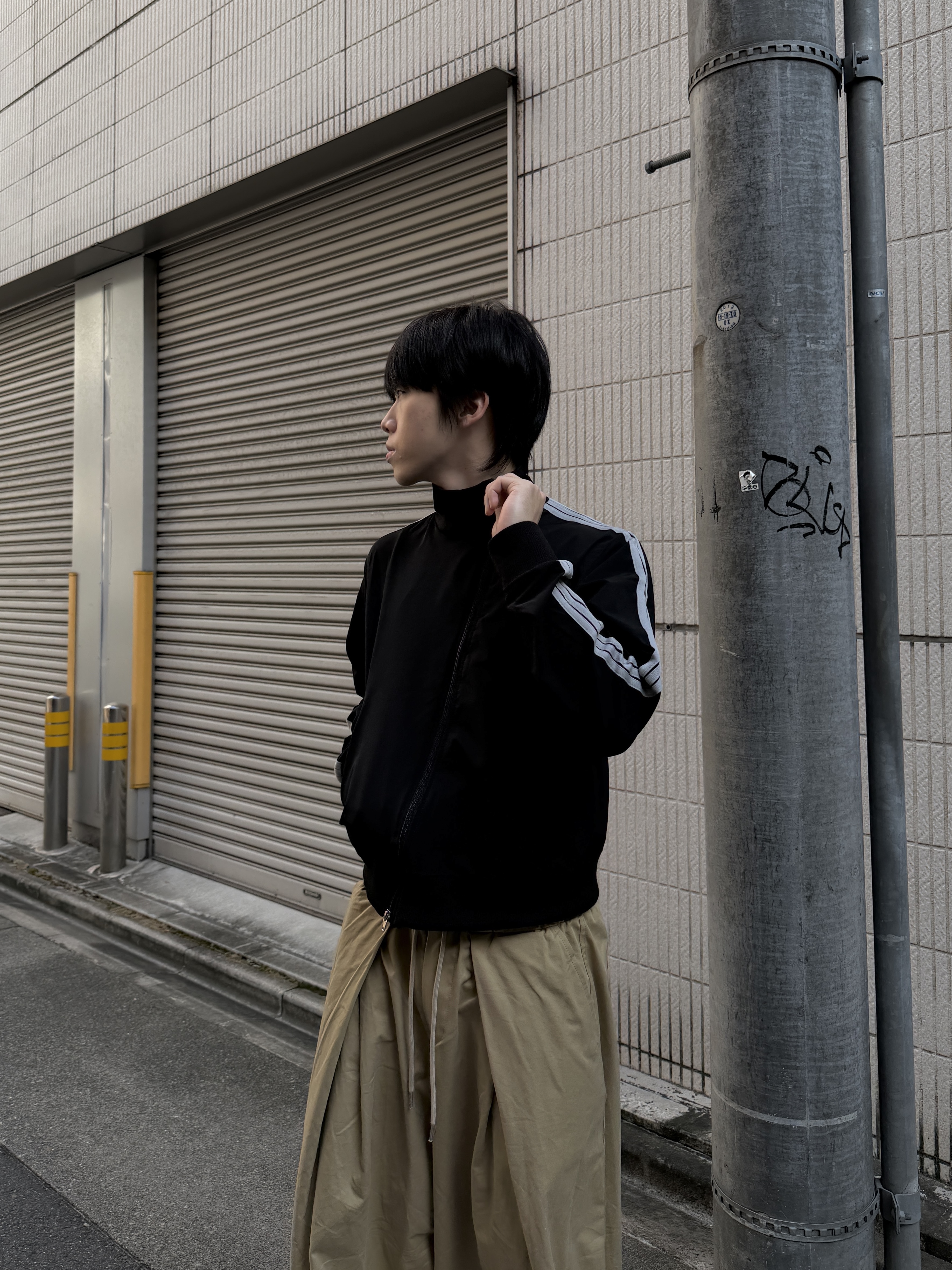 側線條 不規則 立領寬短外套