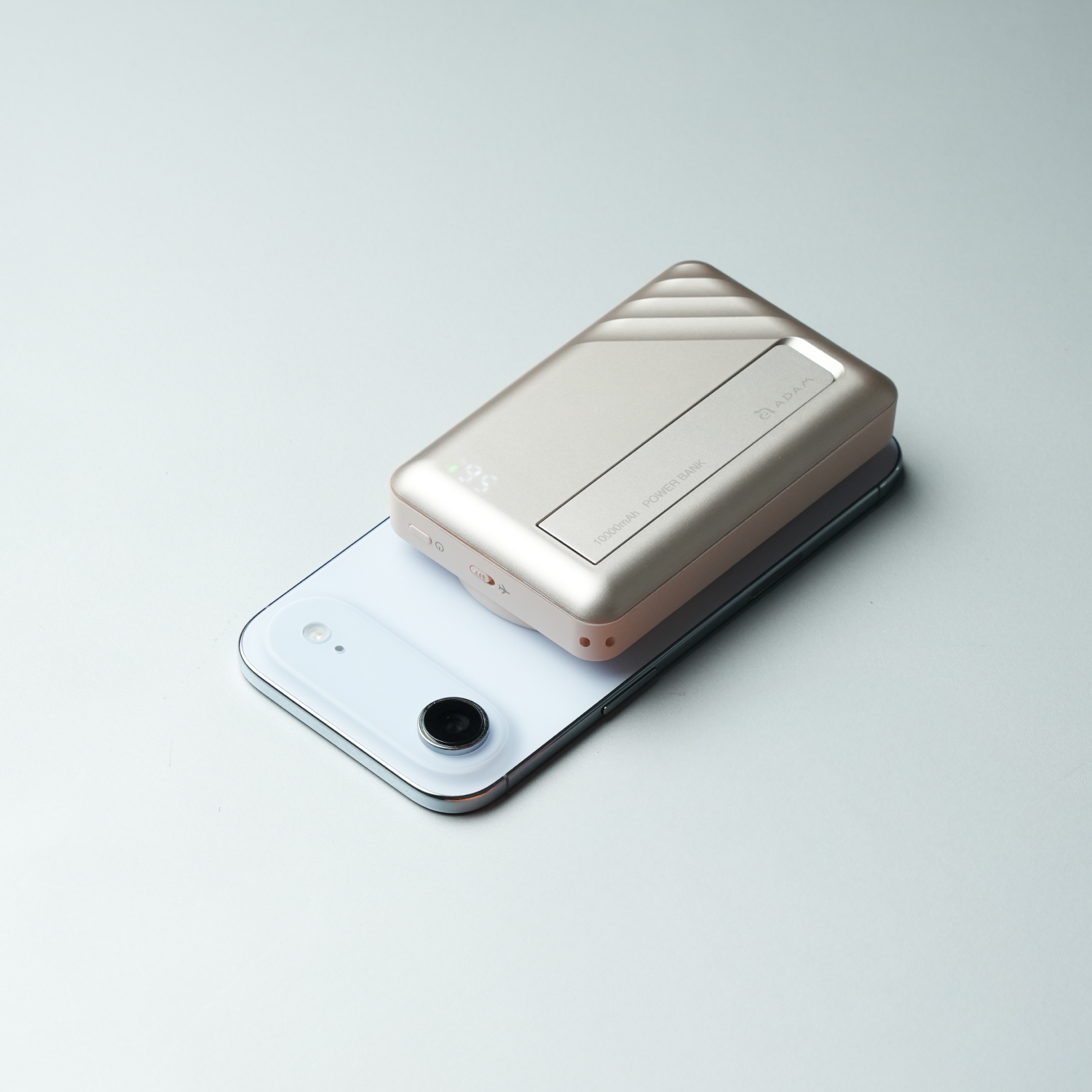 VIONTA D10 Qi2 Solid-State Power Bank with Stand