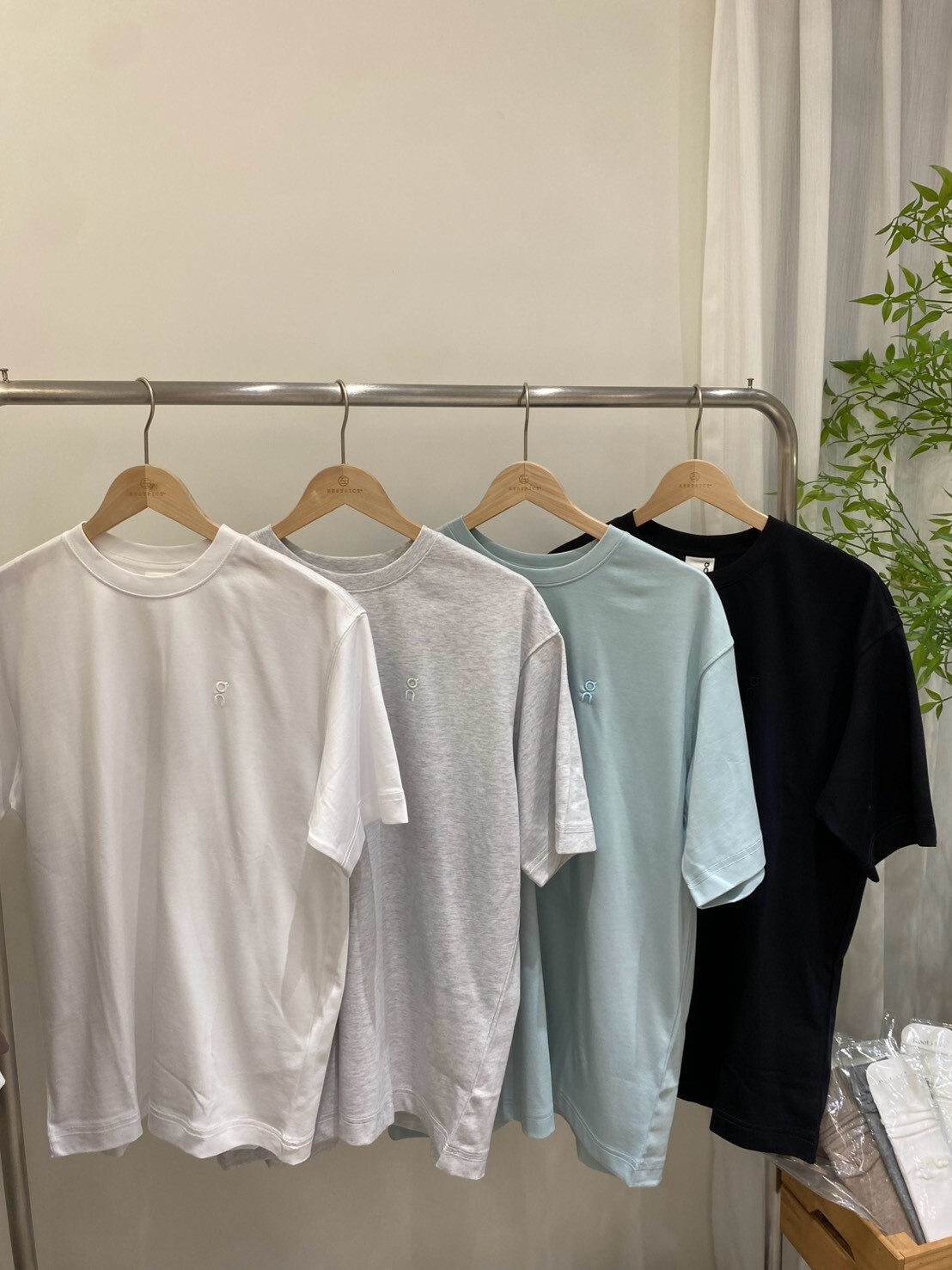 On Running  基礎百搭刺繡圓領短T Club collective-T